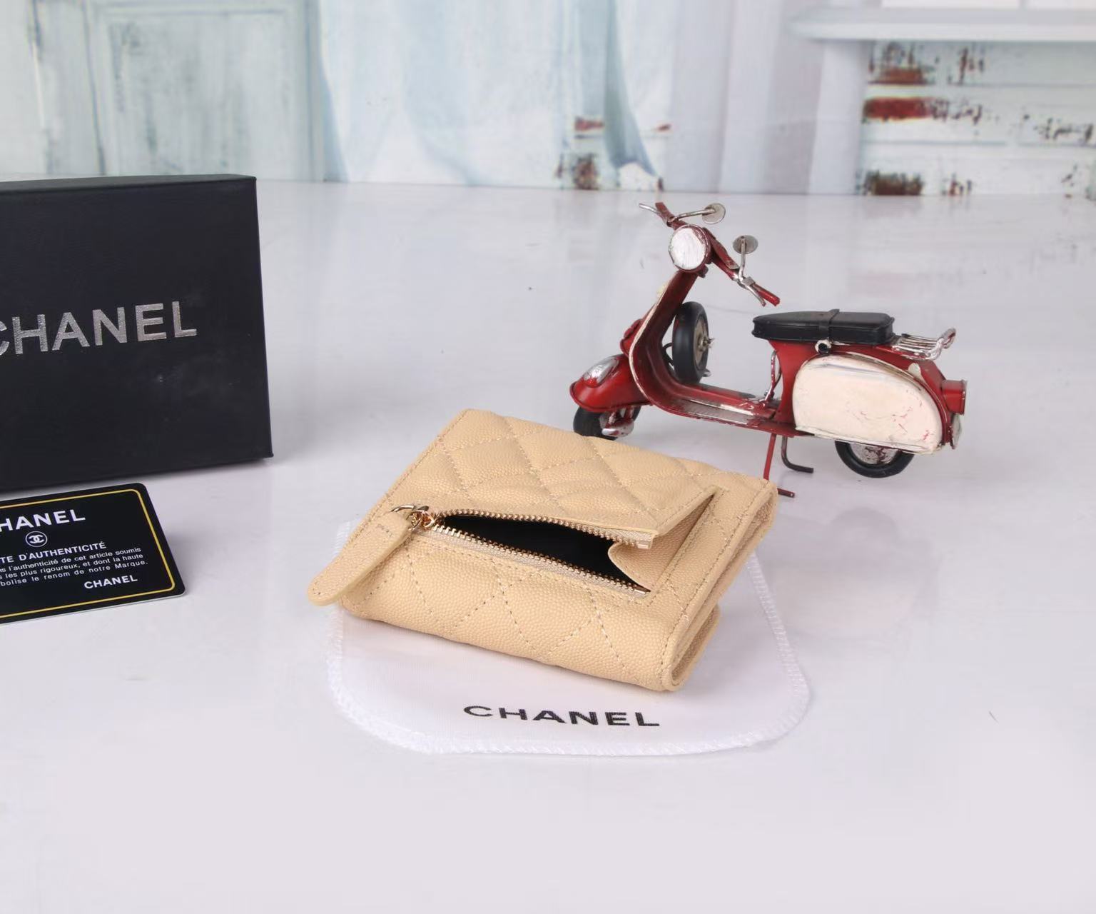 CHANEL FLAP CARD HOLDER IN BEIGE CAVIAR CALFSKIN WITH CRYSTAL EMBOSSED LOGO