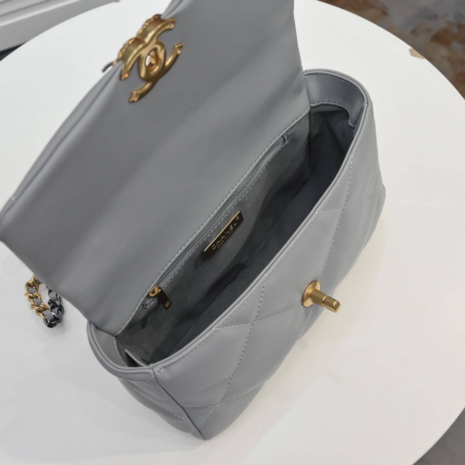 19 FLAP BAG 26CM 9010 GREY