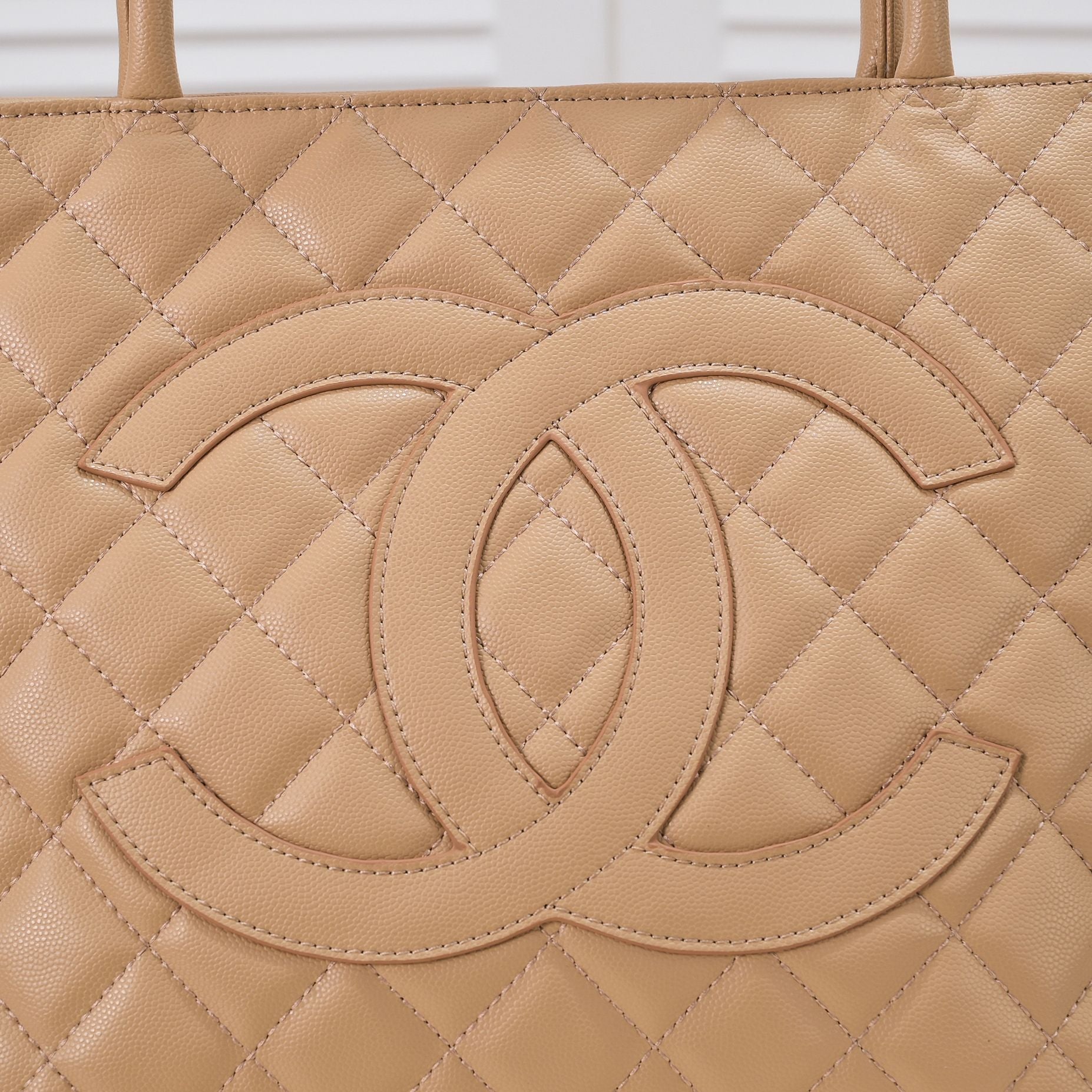 MEDALLION TOTE CAVIAR 3326 BEIGE
