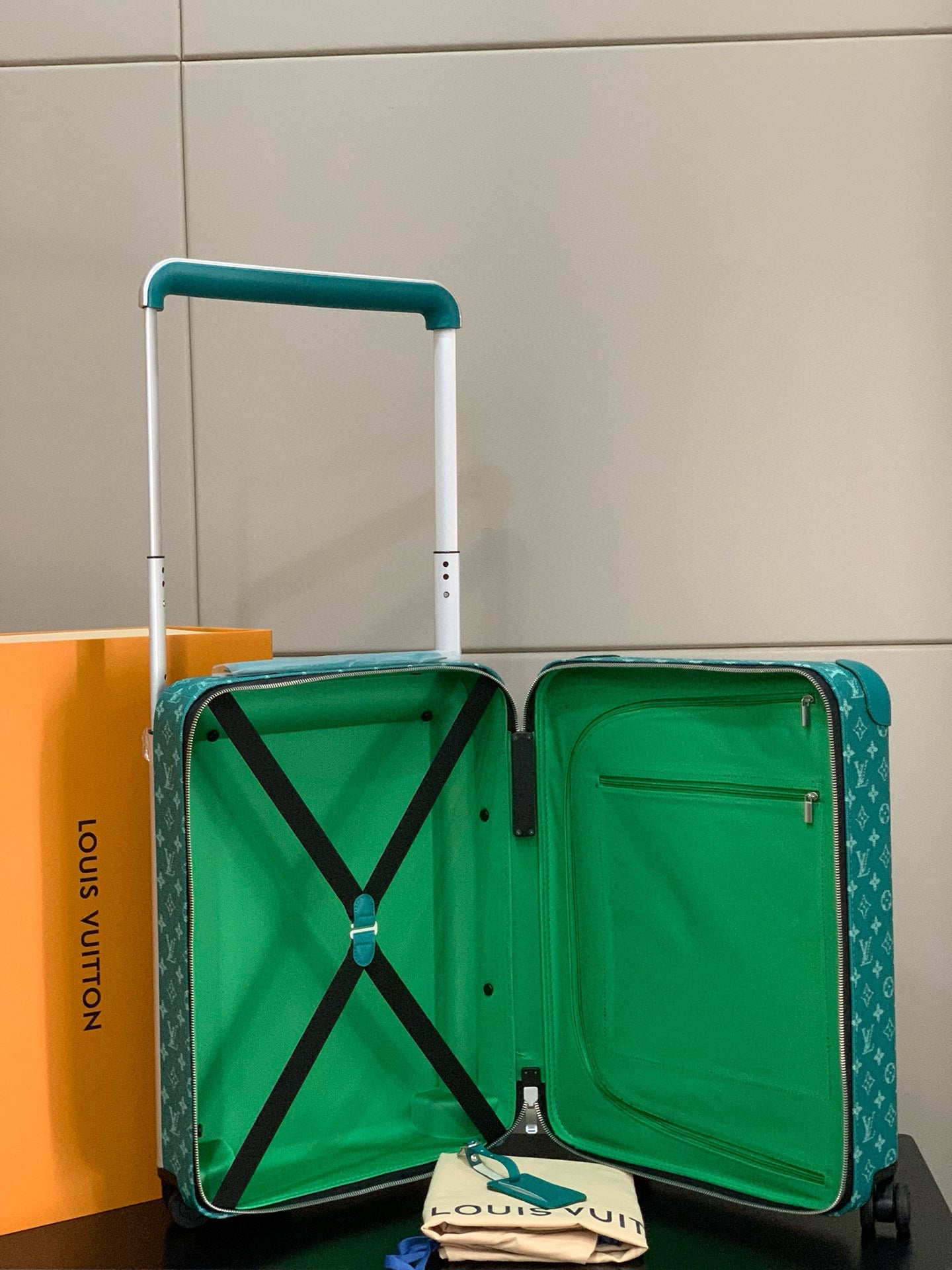 HORIZON 55 SUITCASE IN GREEN