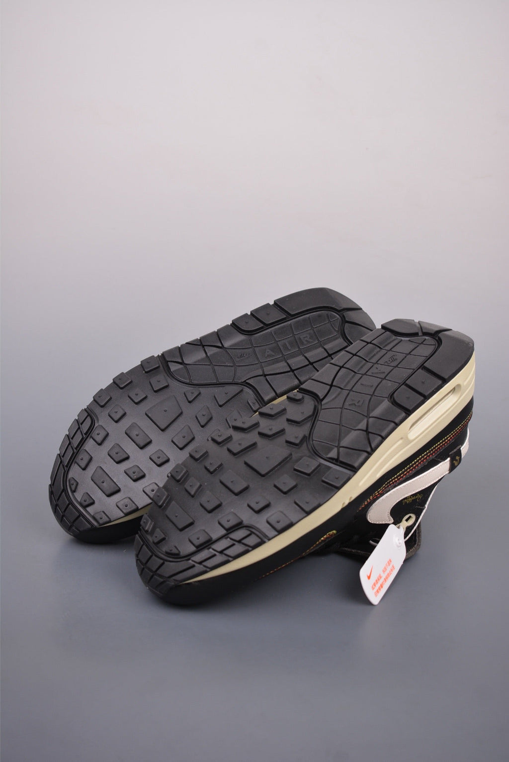 AIR MAX 1 SNEAKERS IN BLACK WHITE GOLD LEATHER