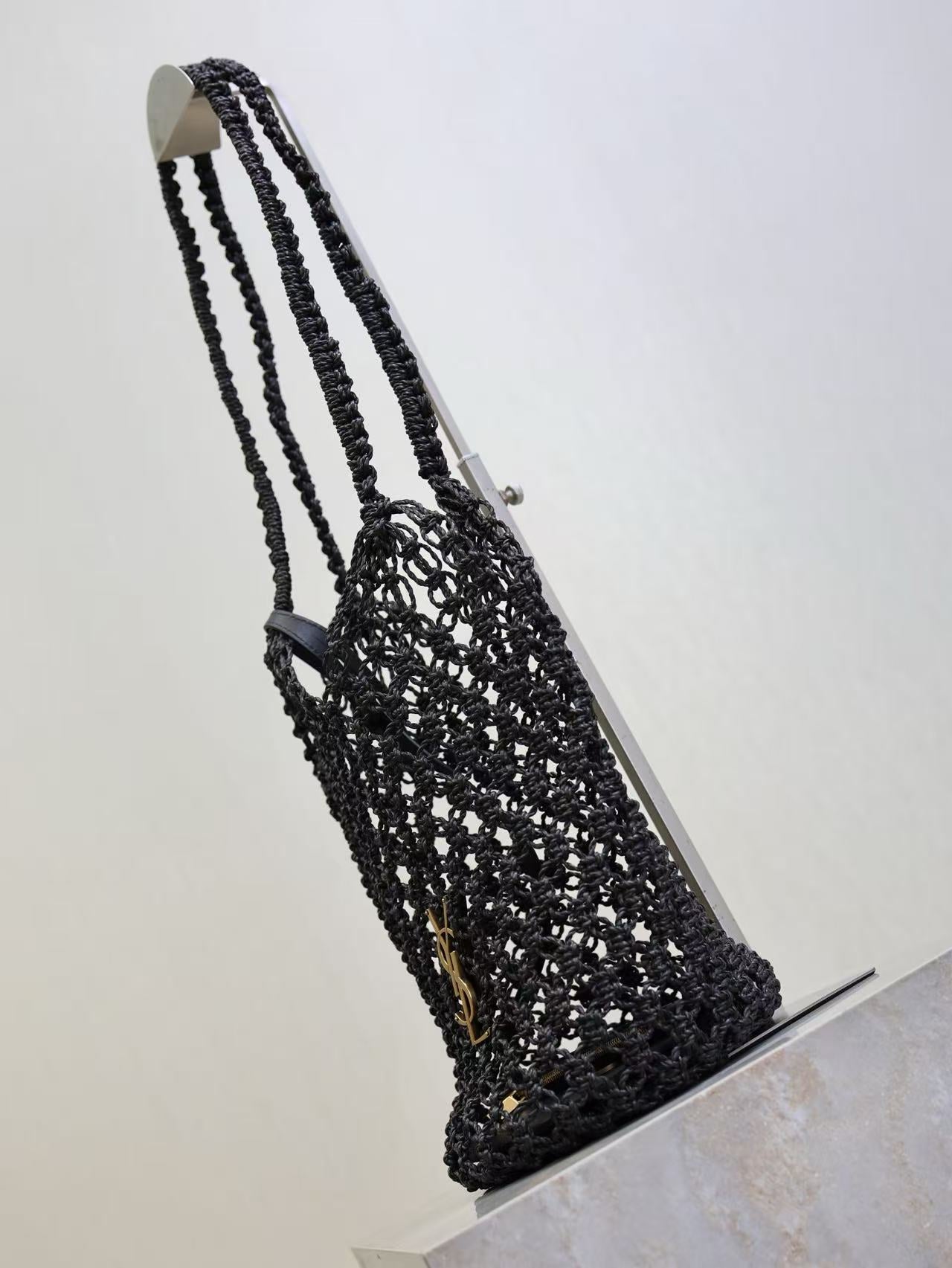 YSL SHOULDER BAG 33 IN BLACK WOVEN RAFFIA