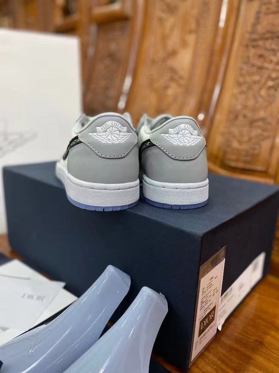 AIR JORDAN 1 LOW SNEAKER IN WHITE AND GREY CALFSKIN OBLIQUE JACQUARD SWOOSH