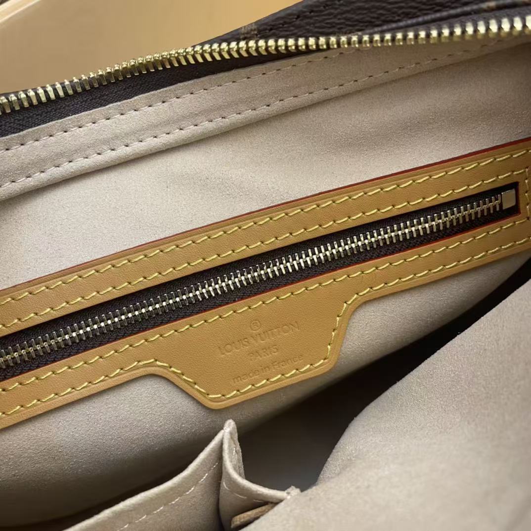 LV LOOPING SHOULDER BAG 25 IN BROWN MONOGRAM CANVAS GOLD-TONE HARDWARE.