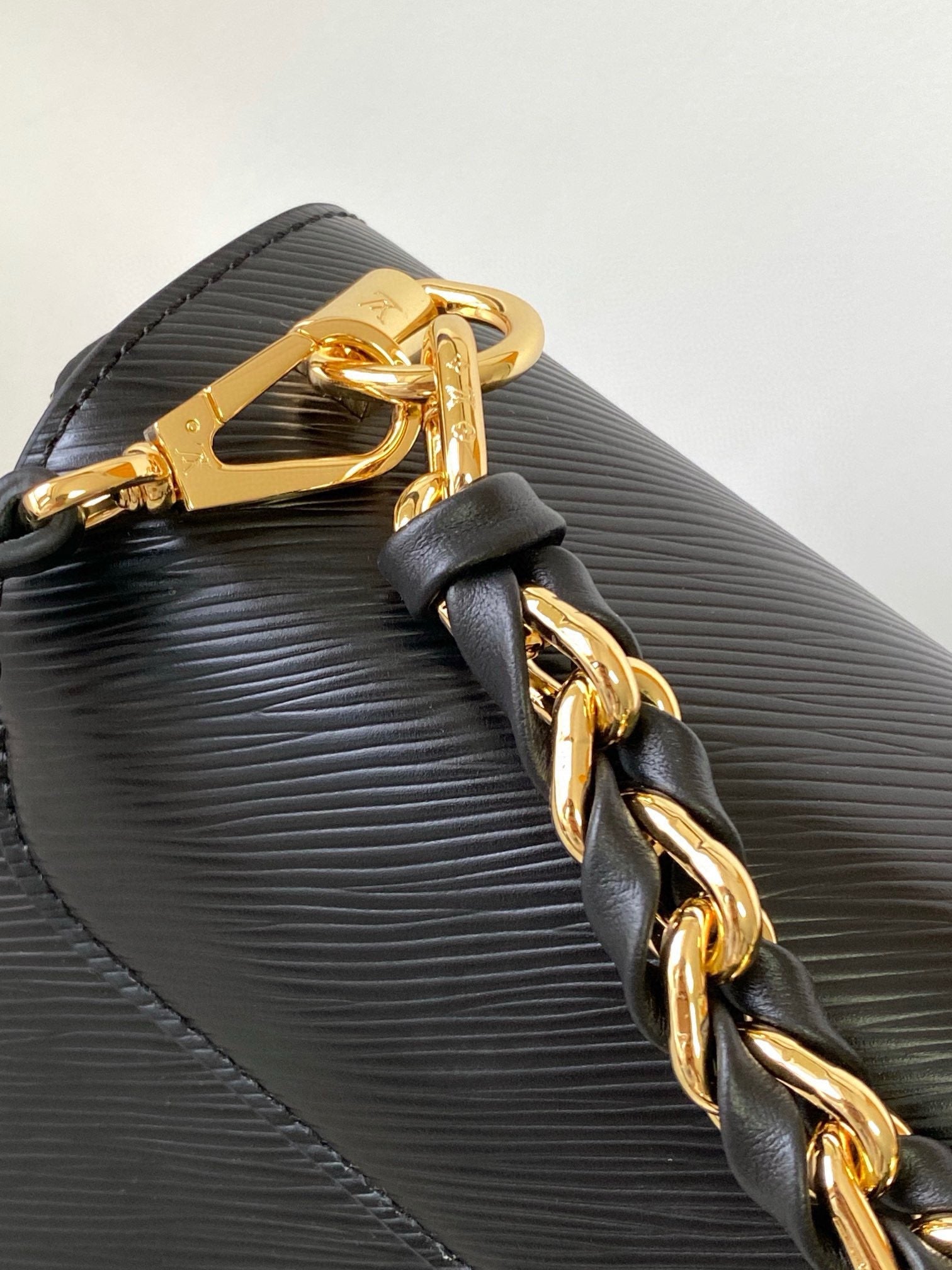 LV TWIST MM BAG 23 IN BLACK EPI LEATHER GOLD HARDWARE