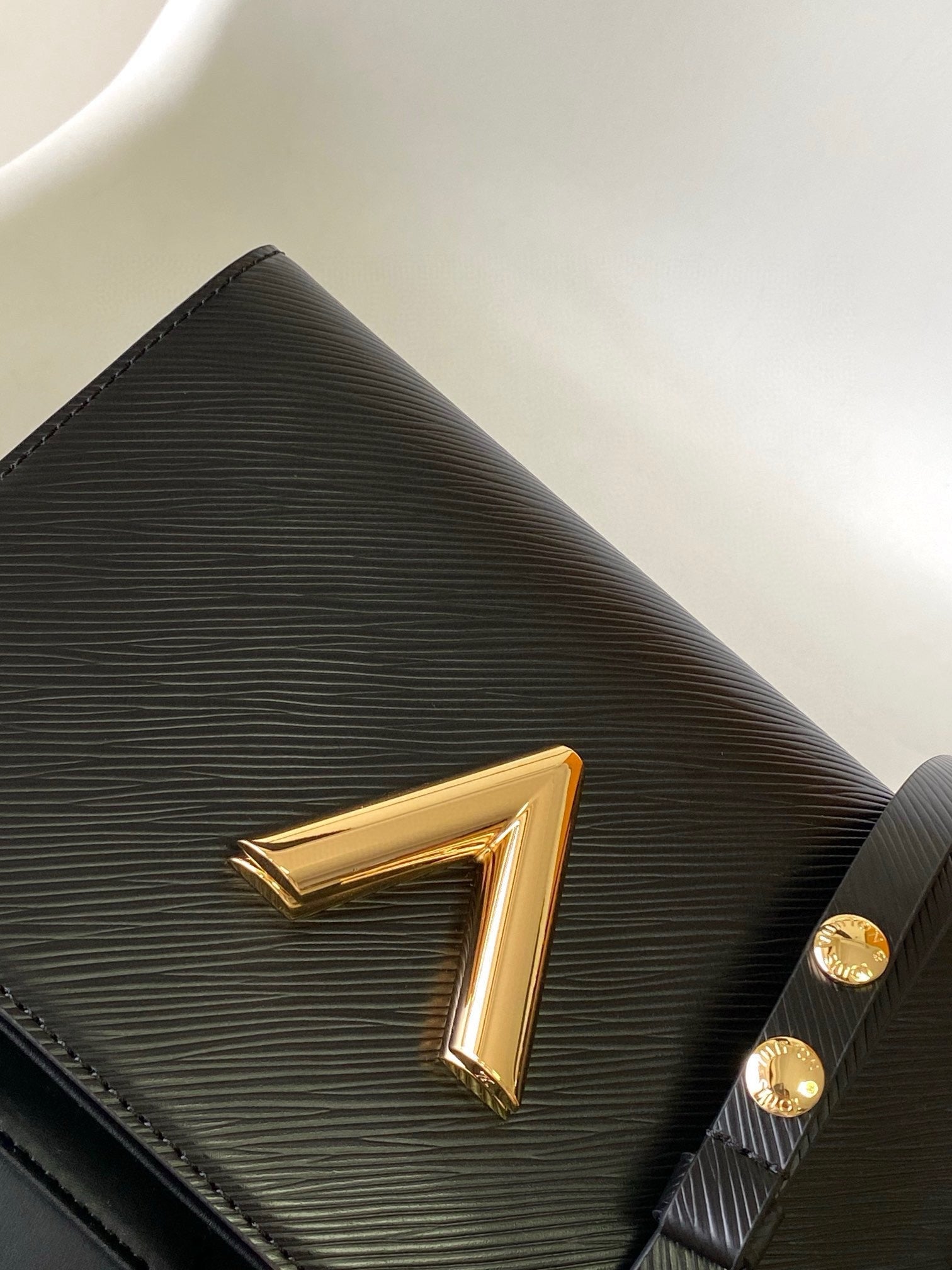 LV TWIST MM BAG 23 IN BLACK EPI LEATHER GOLD HARDWARE