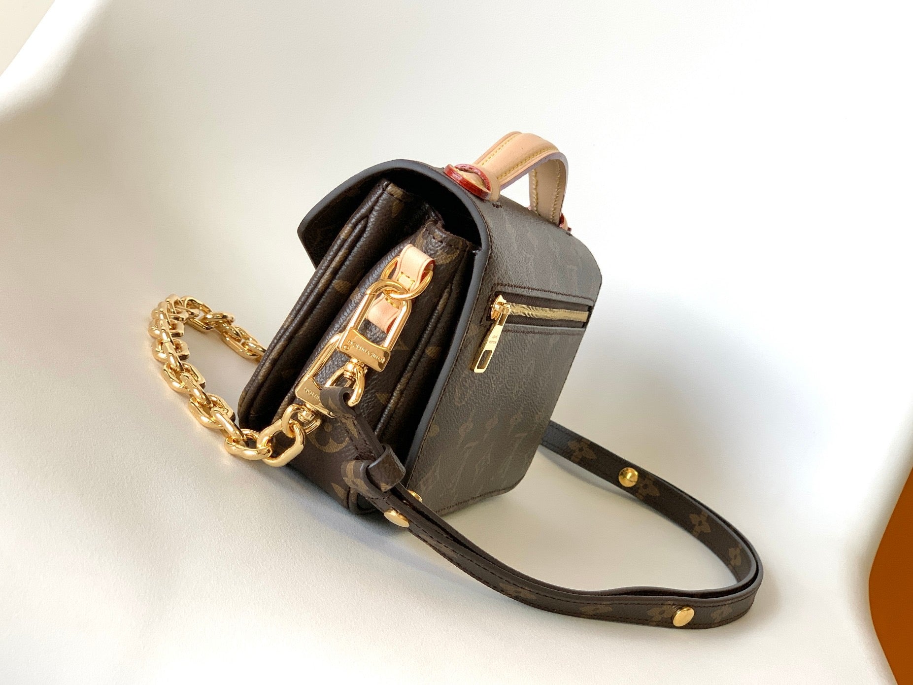 POCHETTE METIS EAST WEST 21.5 IN BROWN MONOGRAM CANVAS GOLD HARDAWARE