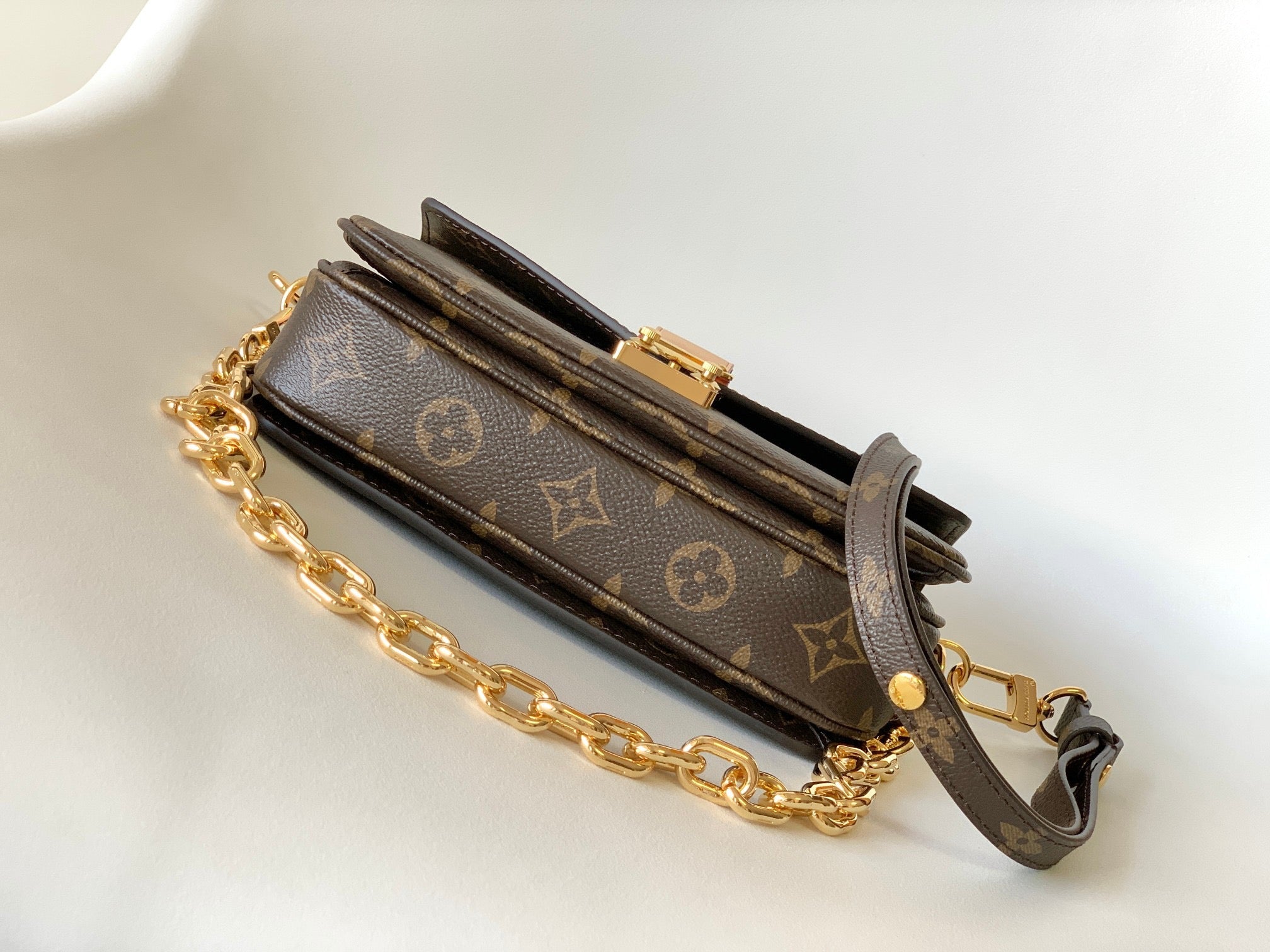 POCHETTE METIS EAST WEST 21.5 IN BROWN MONOGRAM CANVAS GOLD HARDAWARE