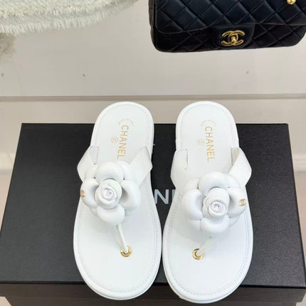 CHANEL THONG SANDALS CAMELLIA IN WHITE CALFSKIN