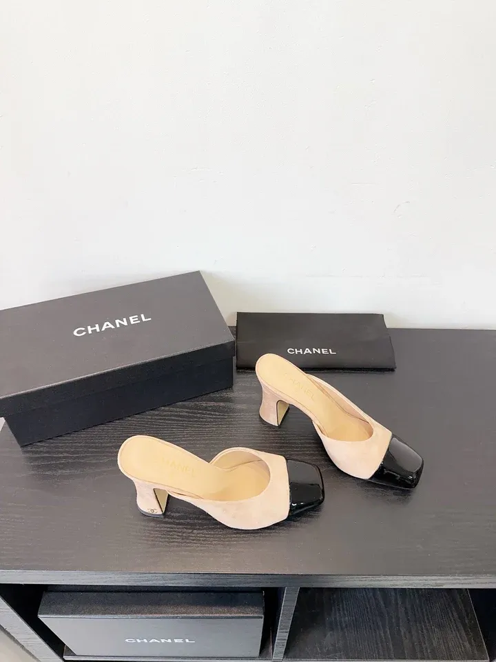 MULES IN BLACK AND BEIGE SUEDE