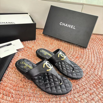 CHANEL 26S THONG SANDALS IN BLACK PATENT CALFSKIN WITH CC LOGO