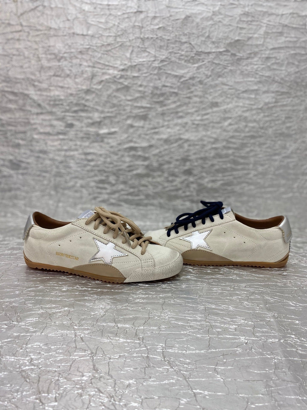 SNEAKERS IN LIGHT GRAY SUEDE WITH SILVER METALLIC STAR