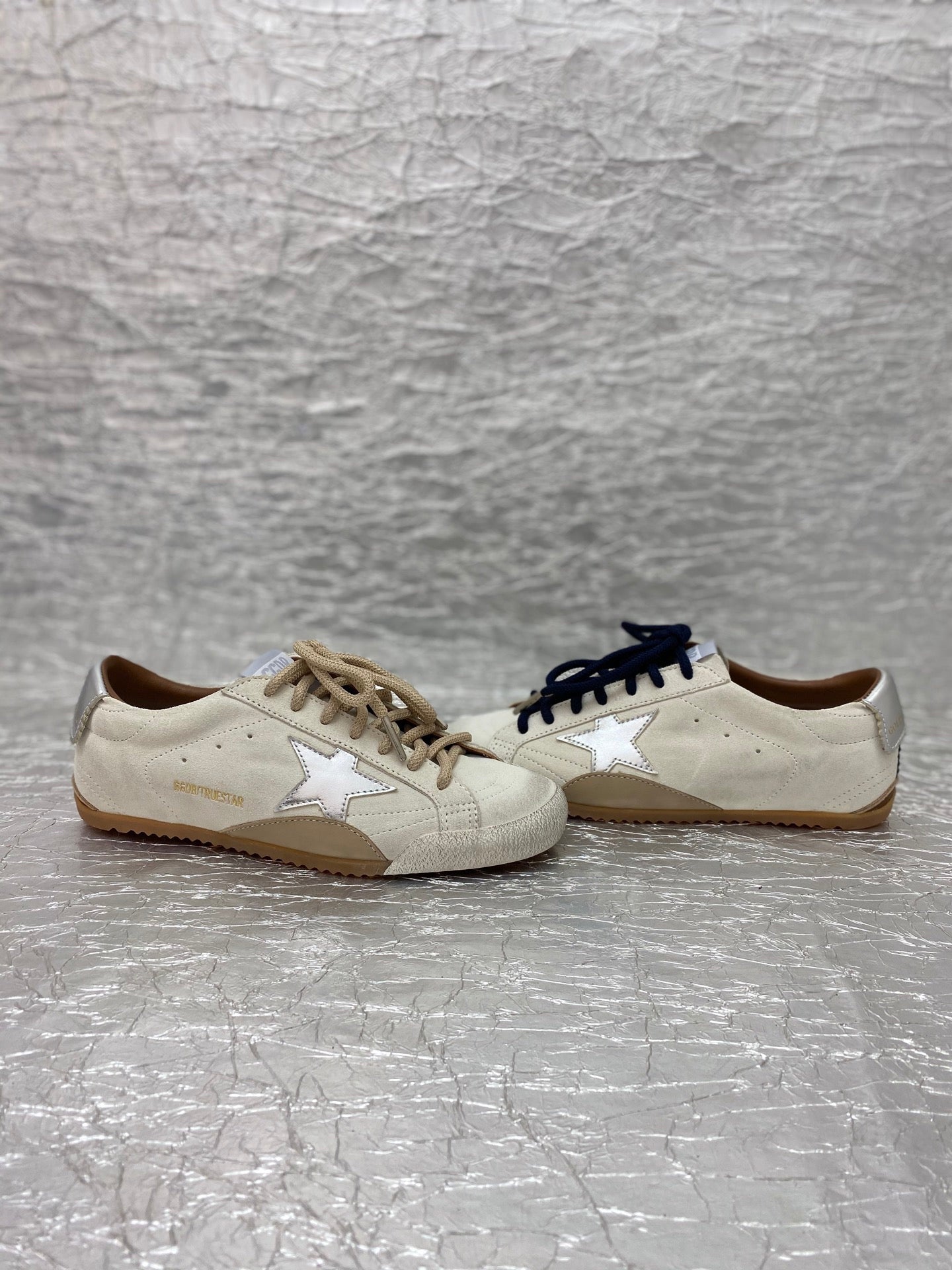 SNEAKERS IN LIGHT GRAY SUEDE WITH SILVER METALLIC STAR
