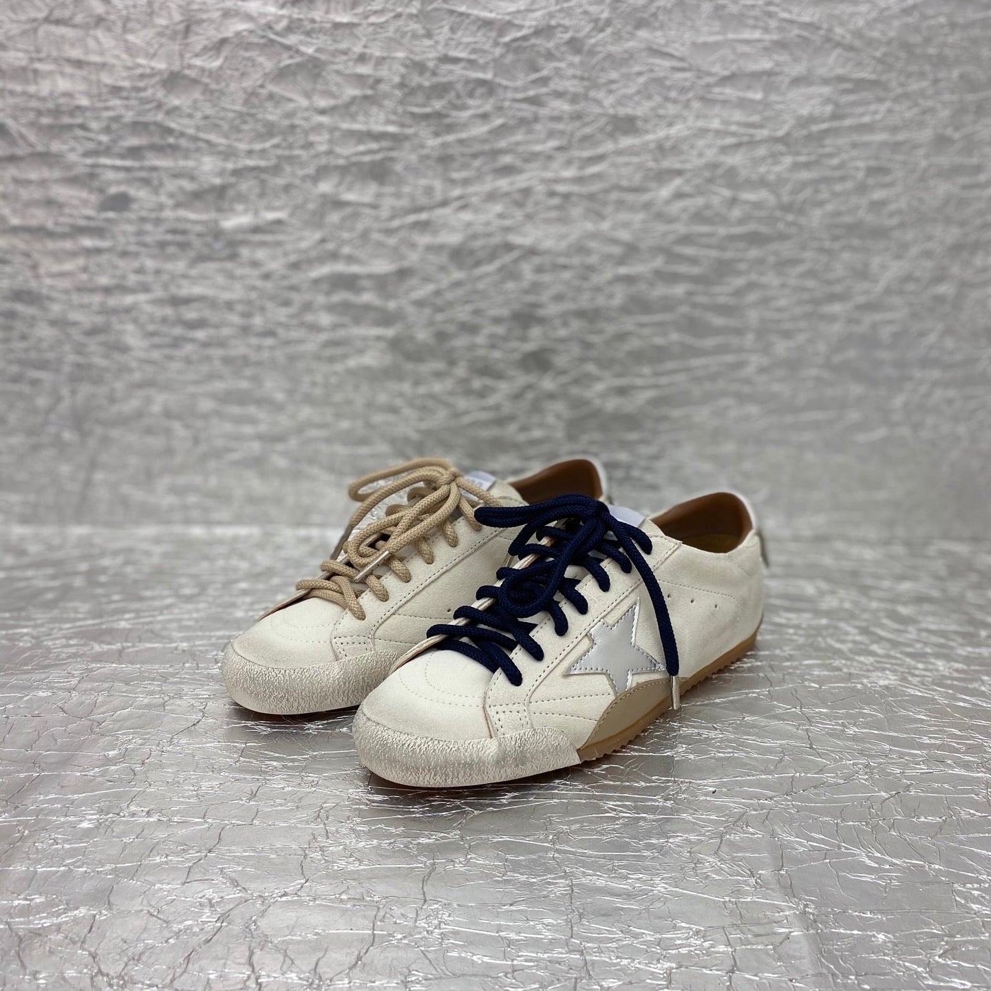 SNEAKERS IN LIGHT GRAY SUEDE WITH SILVER METALLIC STAR