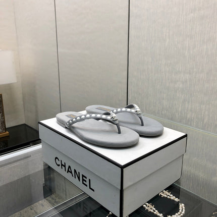 THONG SLIDE IN PALE GRAY SUEDE WITH WHITE DOT