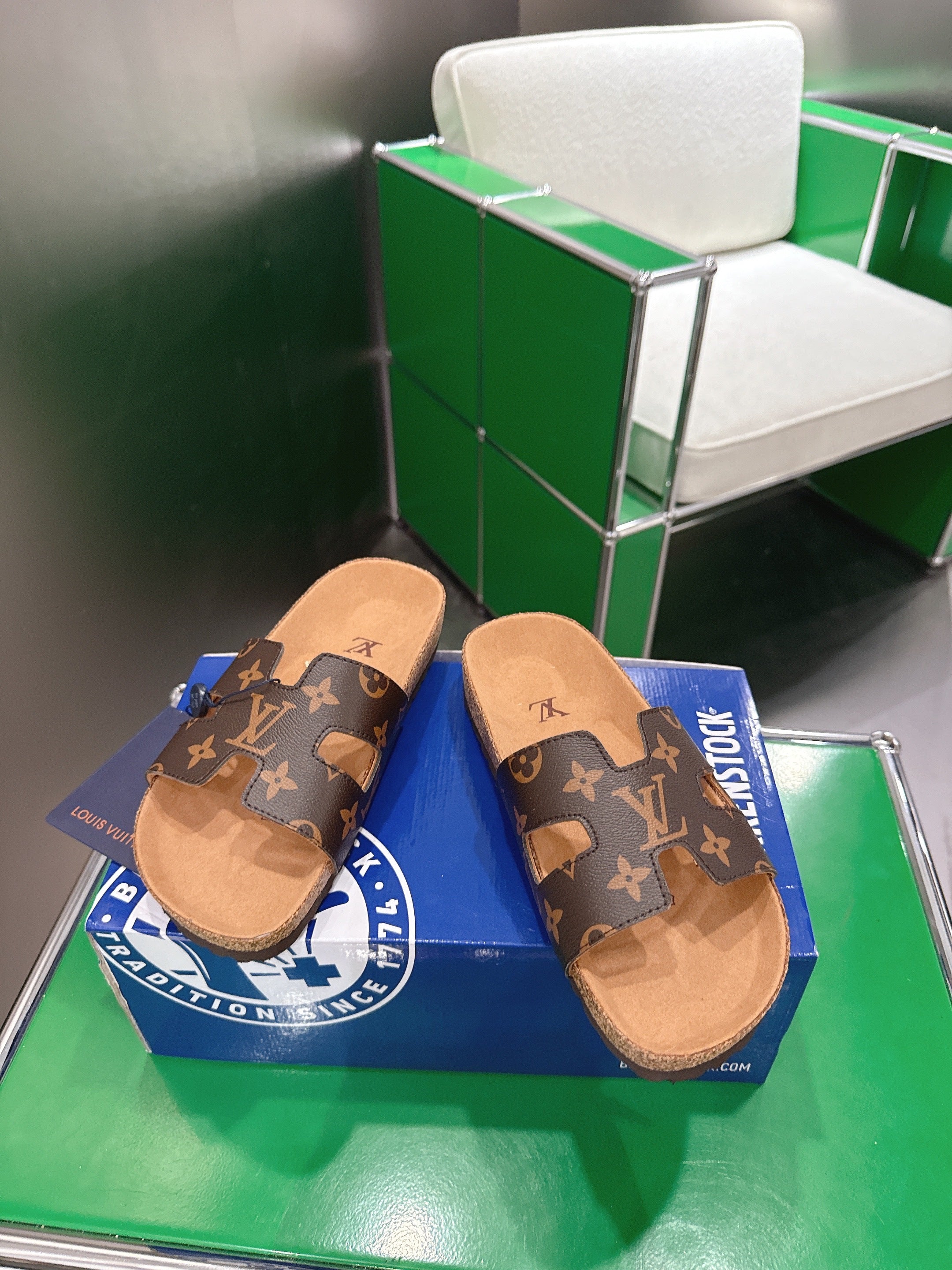 LV 26S SLIDES IN DARK BROWN COATED CANVAS