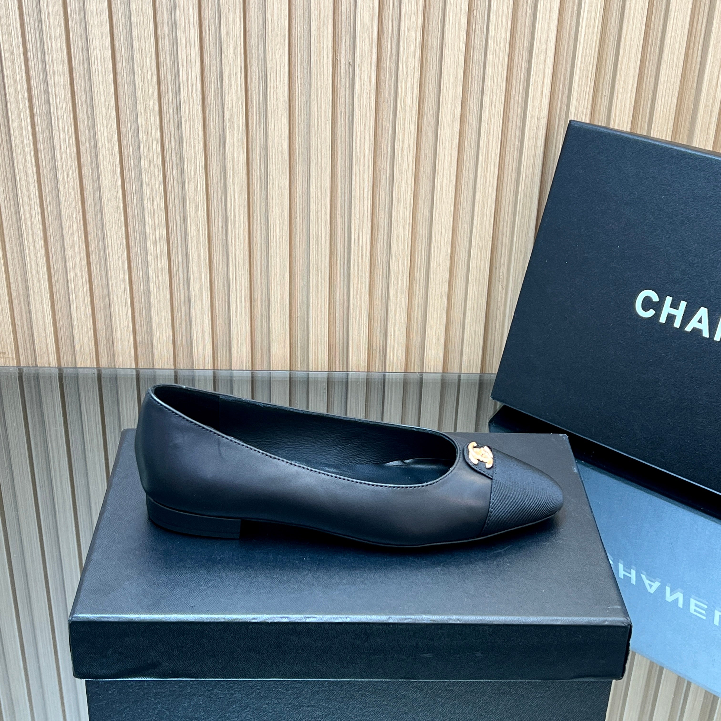 CHANEL 25S BALLET FLATS LOGO IN BLACK CALFSKIN AND CANVAS GOLD HARDWARE