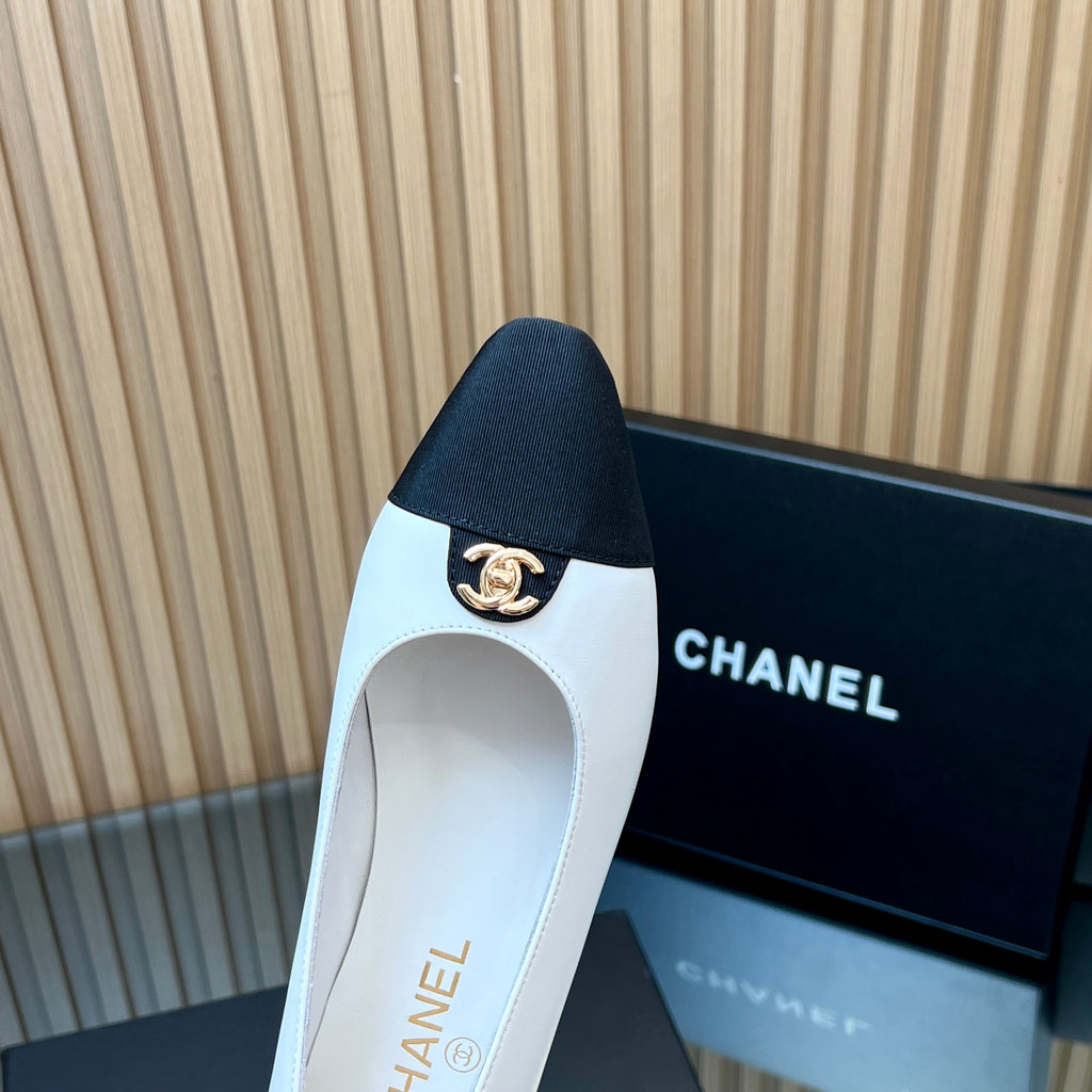 CHANEL 25S BALLET FLATS LOGO IN WHITE CALFSKIN AND BLACK CANVAS GOLD HARDWARE