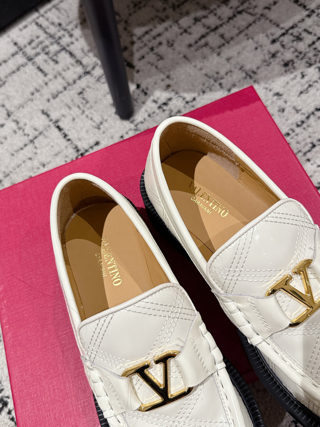 VLTN LOAFER 25S IN CREAM WHITE CALFSKIN WITH GOLD HARDWARE