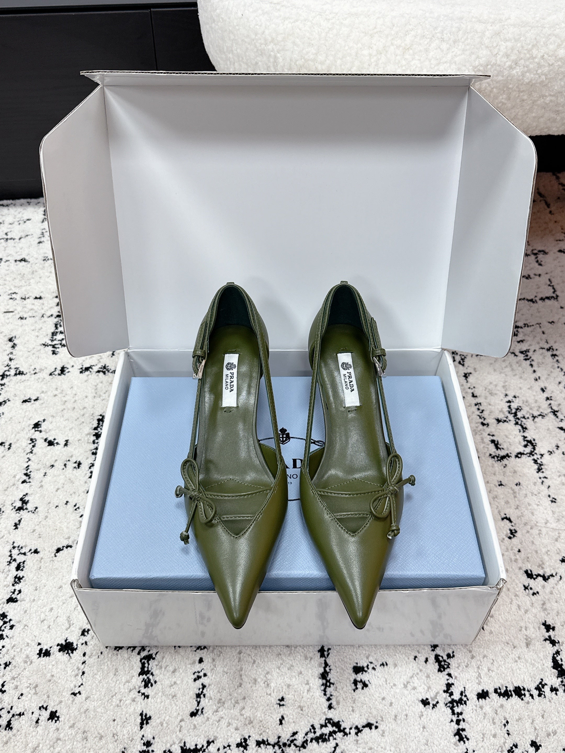 PRADA 26S POINTED-TOE HIGH HEELS 55MM IN DARK OLIVE GREEN CALFSKIN WITH BOW