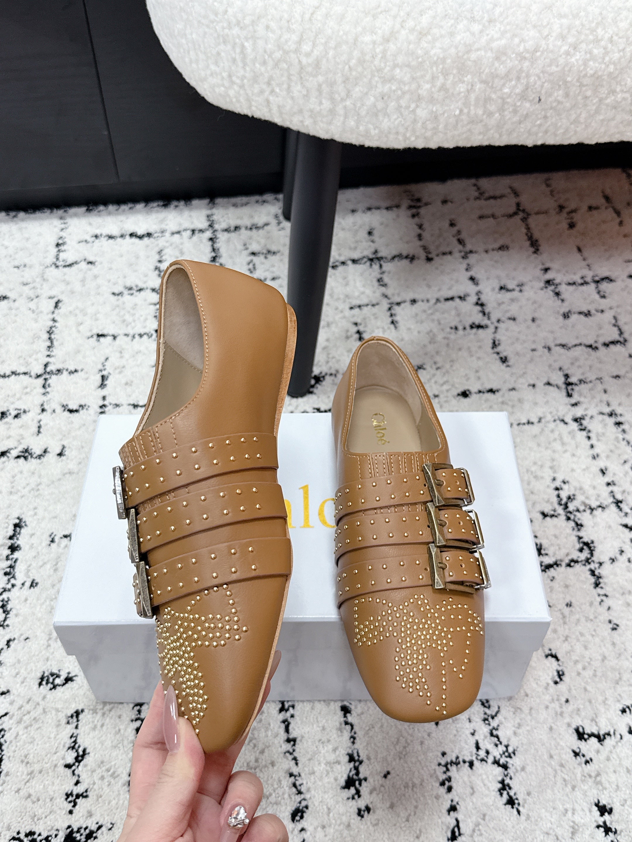 CHLOÉ 26S FLAT SHOES IN BROWN CALFSKIN WITH METAL STUDS