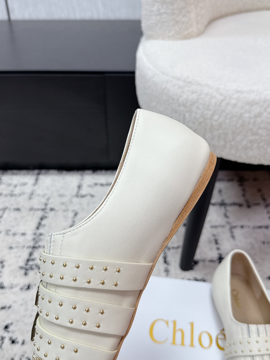 CHLOÉ 26S FLAT SHOES IN WHITE CALFSKIN WITH METAL STUDS