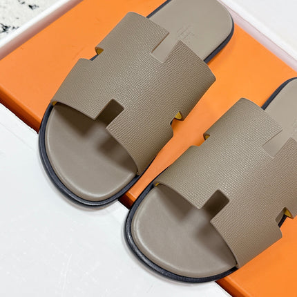 HM 26S IZMIR SANDAL IN ETOUPE LAMBSKIN