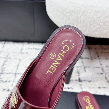 CHANEL 26S MULE LOAFERS IN BURGUNDY RED PATENT CALFSKIN WITH CC LOGO