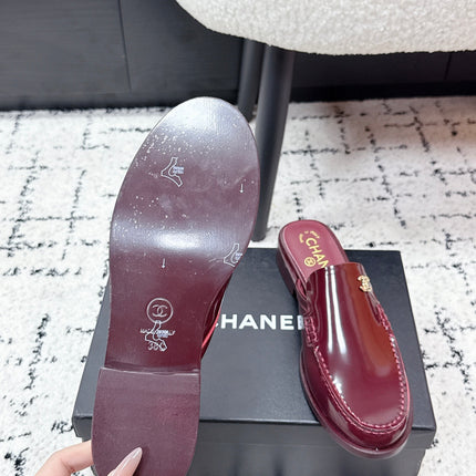 CHANEL 26S MULE LOAFERS IN BURGUNDY RED PATENT CALFSKIN WITH CC LOGO