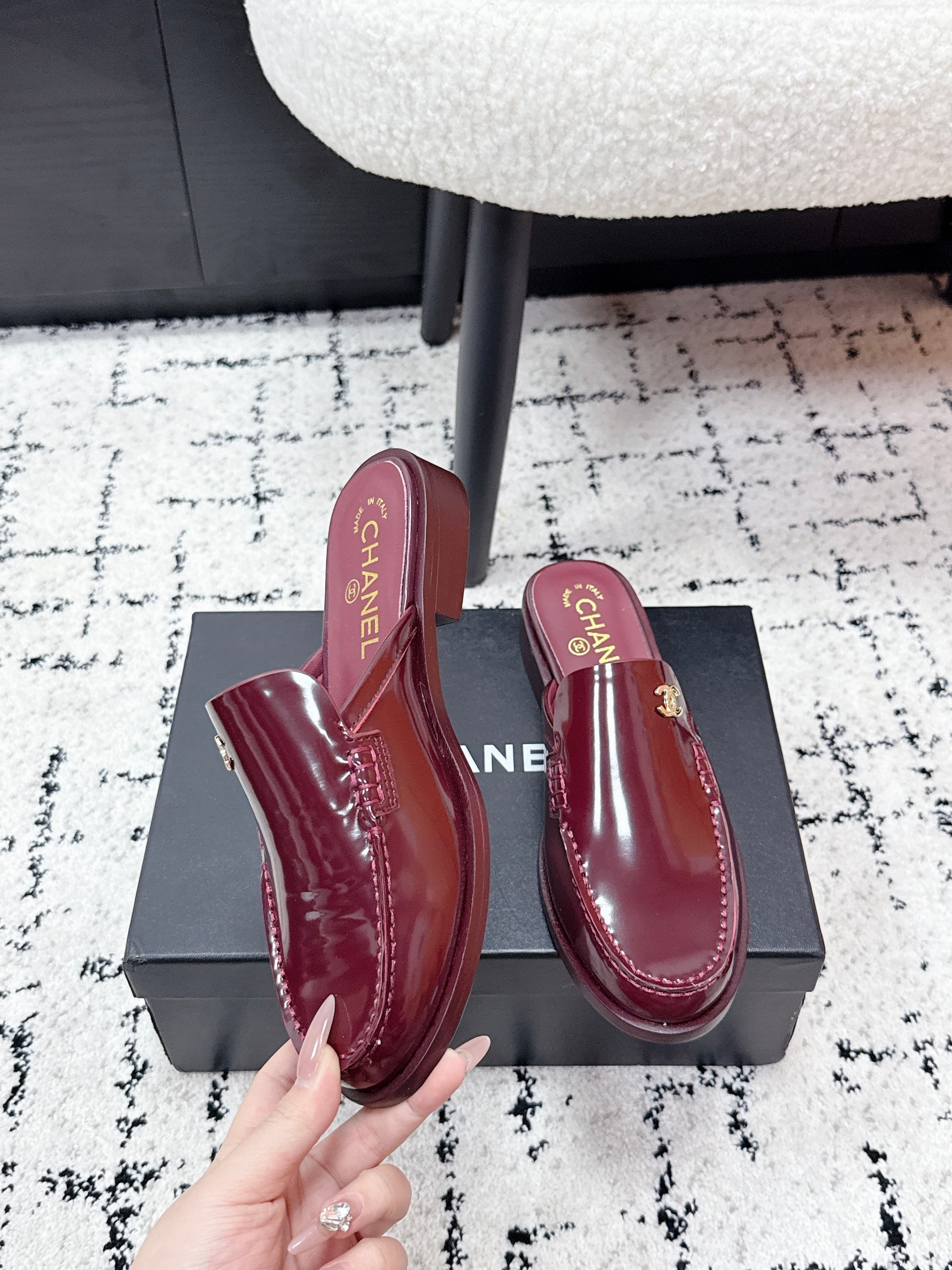 CHANEL 26S MULE LOAFERS IN BURGUNDY RED PATENT CALFSKIN WITH CC LOGO