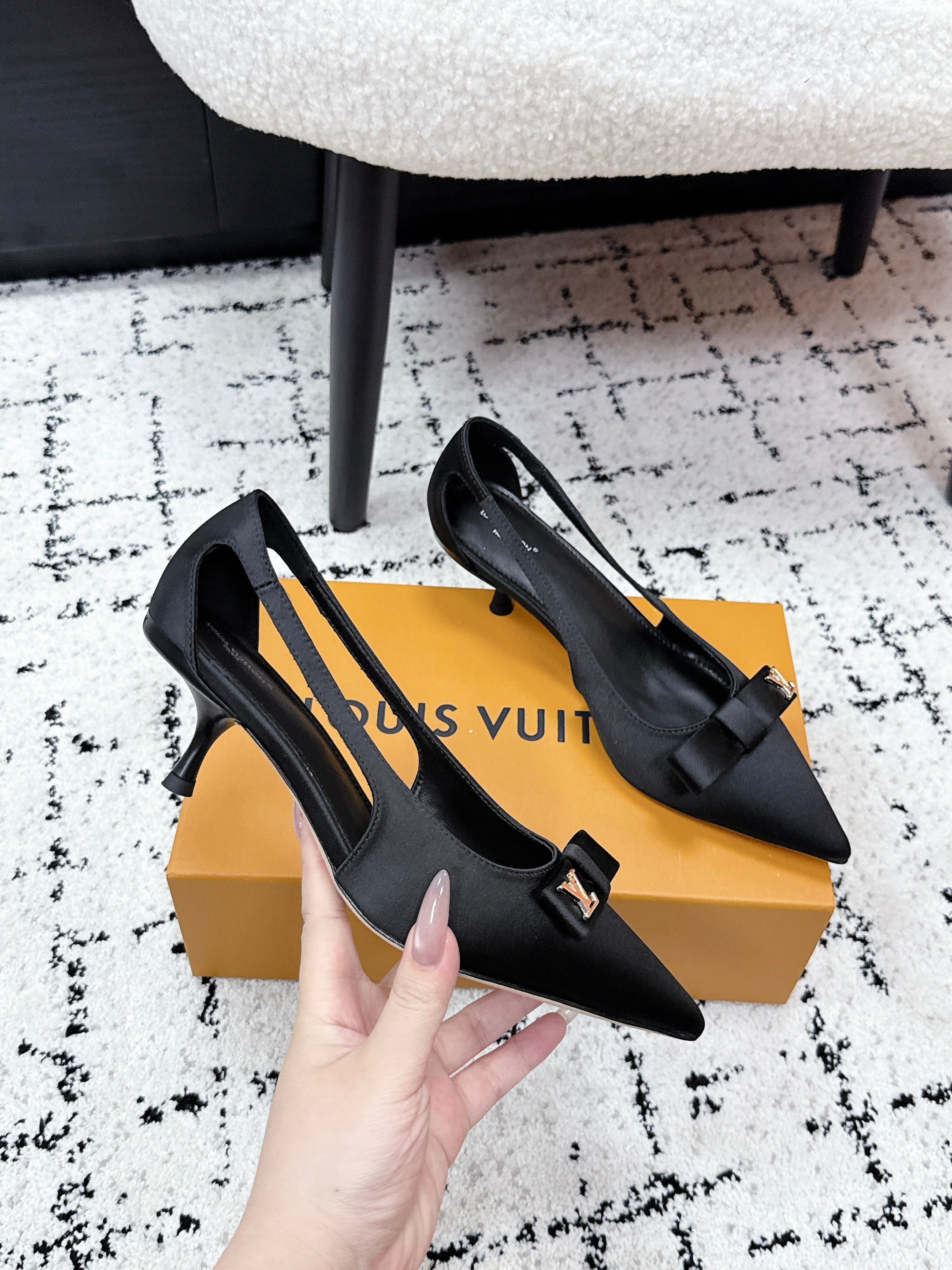 LV 26S SLINGBACK PUMPS 50MM IN BLACK SATIN WITH BOW