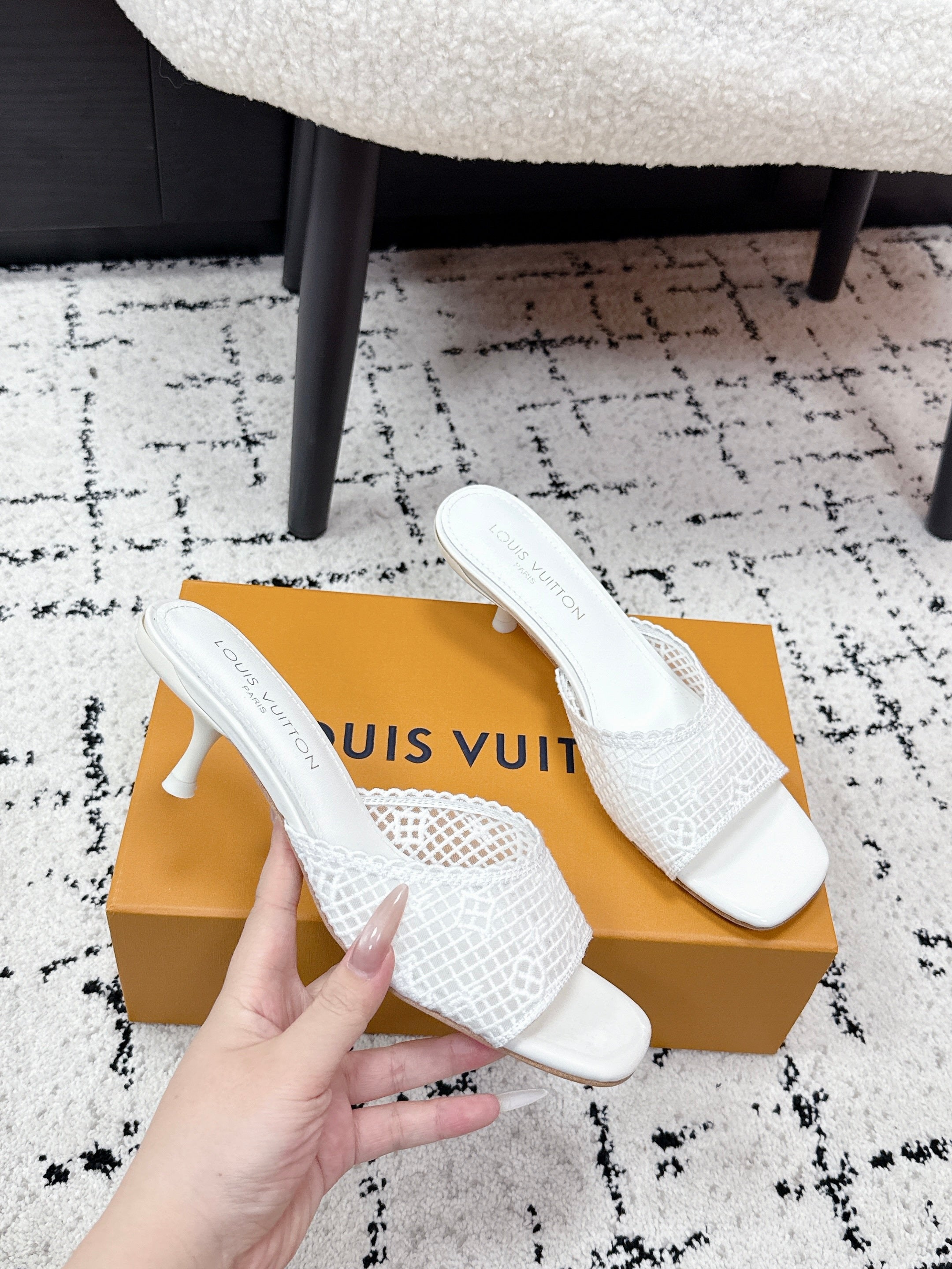LV 26S 6 AM MULE 55MM IN WHITE EMBROIDERED FABRIC