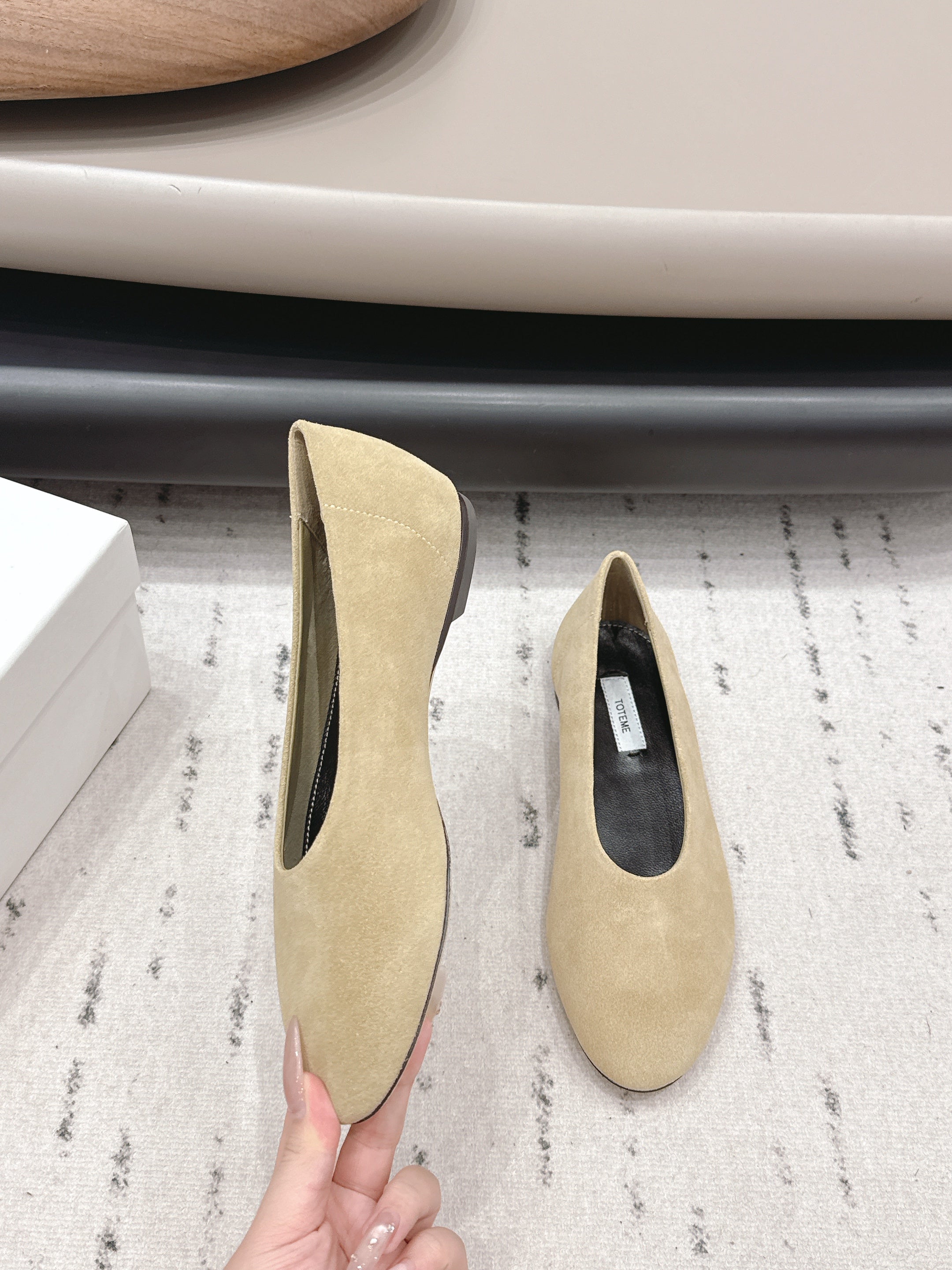 THE ROW 26S BALLET FLATS IN BEIGE SUEDE