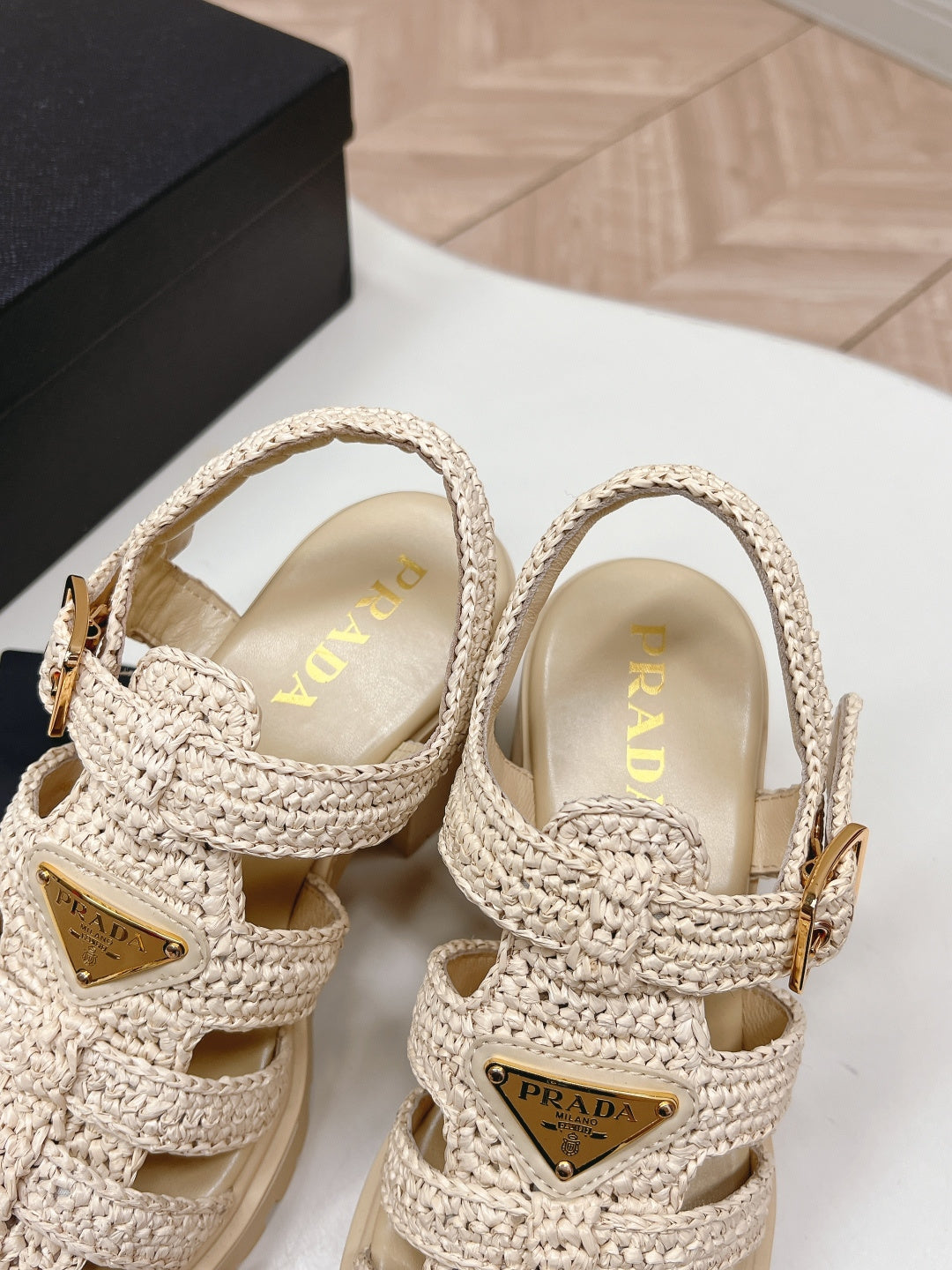 PRADA 26S HEELED FISHERMAN SANDALS IN BEIGE RAFFIA AND CALFSKIN