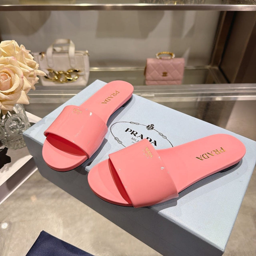 PRADA 26S LOGO EMBOSSED SLIDE SANDALS IN PINK PATENT CALFSKIN