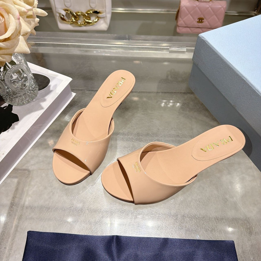 PRADA 26S LOGO EMBOSSED KITTEN HEEL MULES IN NUDE BEIGE PATENT CALFSKIN