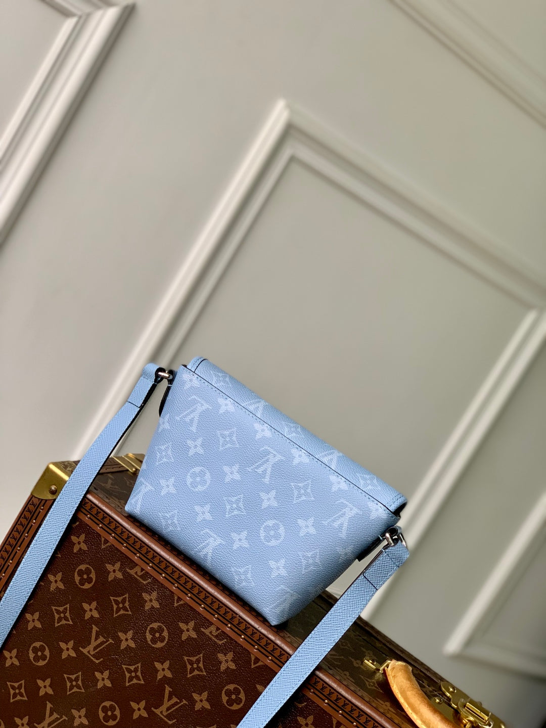 PULSE MESSENGER 22.5 IN BLUE MONOGRAM COATED CANVAS AND CALFSKIN