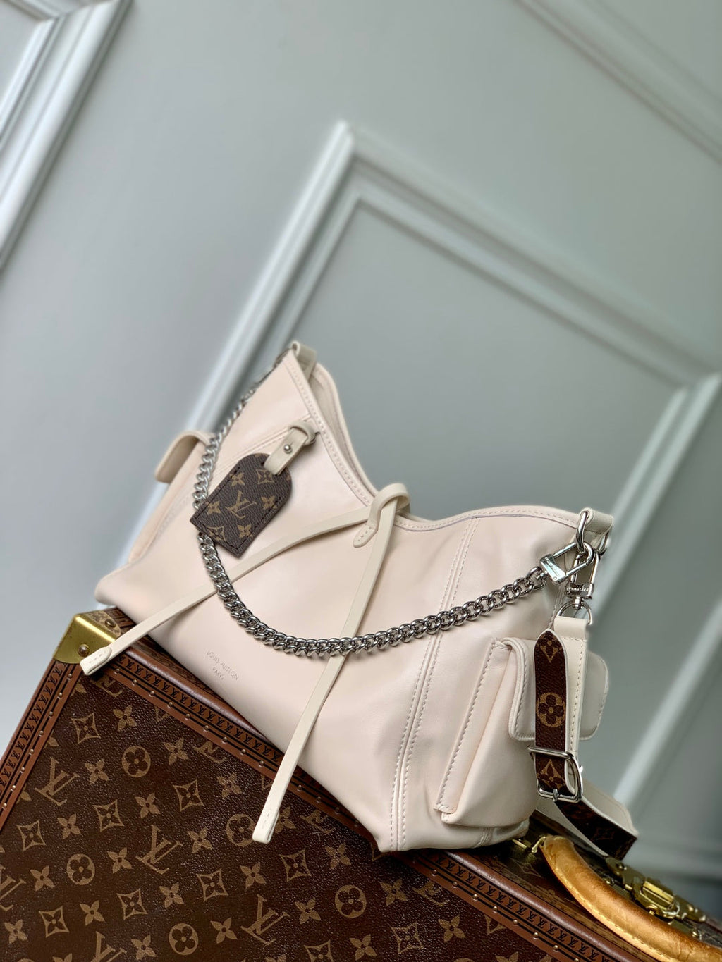 CARRYALL CARGO VIBE PM 33.5 IN VANILLE LAMBSKIN BORWN MONOGRAM TAG