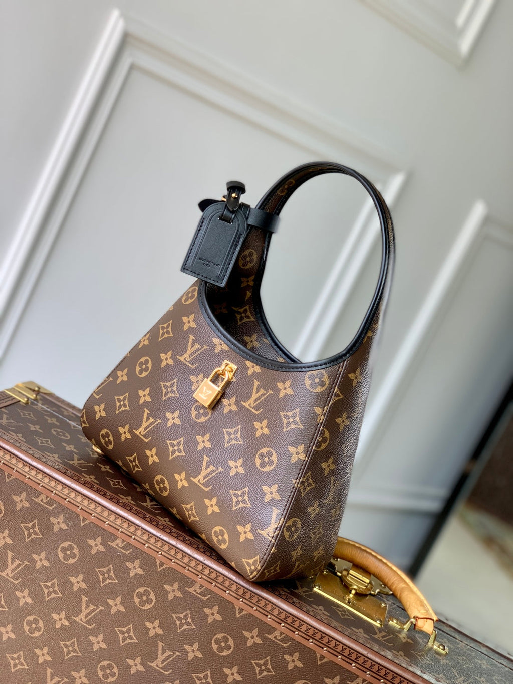 THE DROP PM 28 IN BROWN MONOGRAM COATED CANVAS AND CALFSKIN