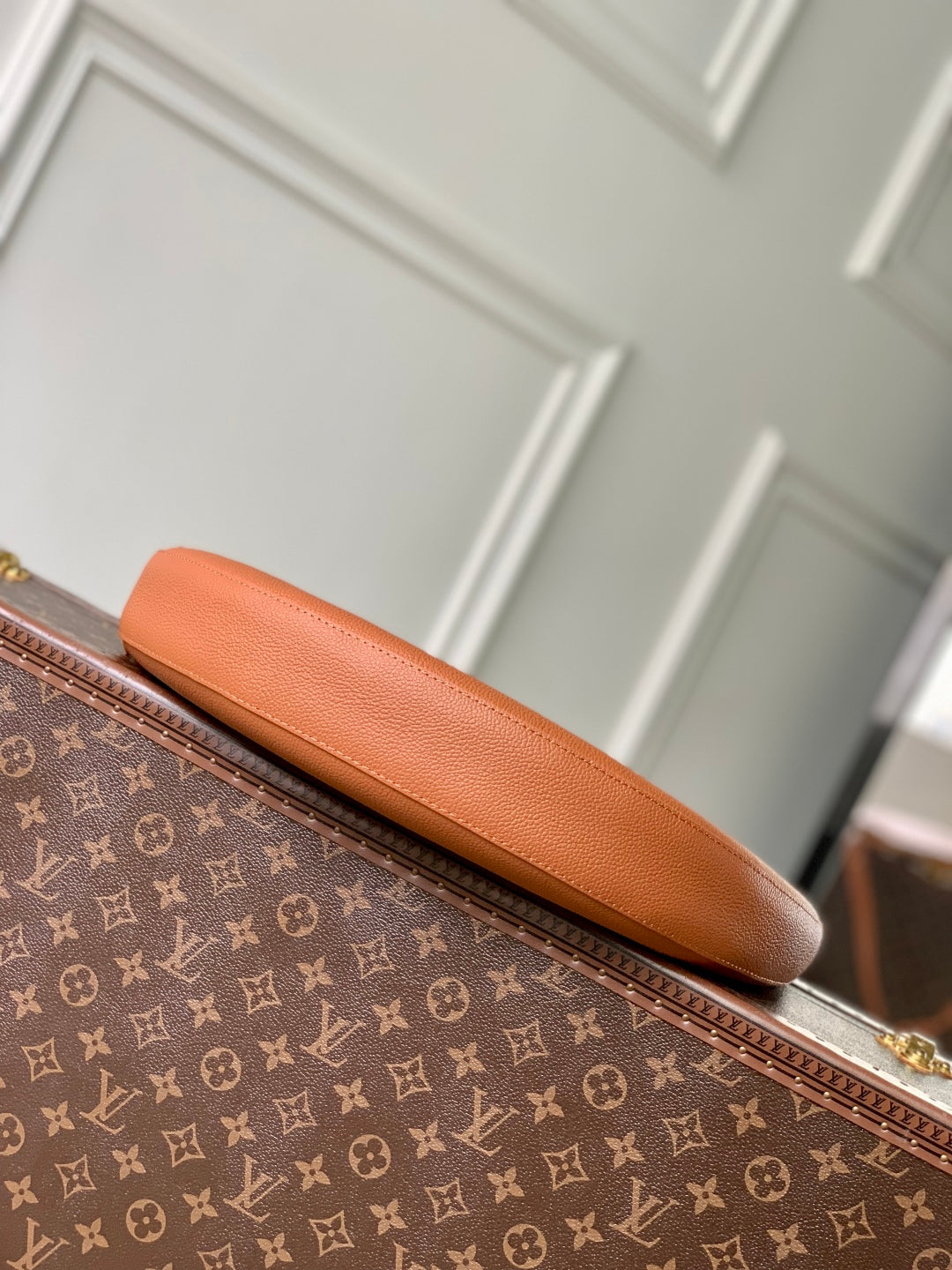 LOW KEY COOKIE MM 32 IN COGNAC BROWN CALFSKIN GOLD HARDWARE