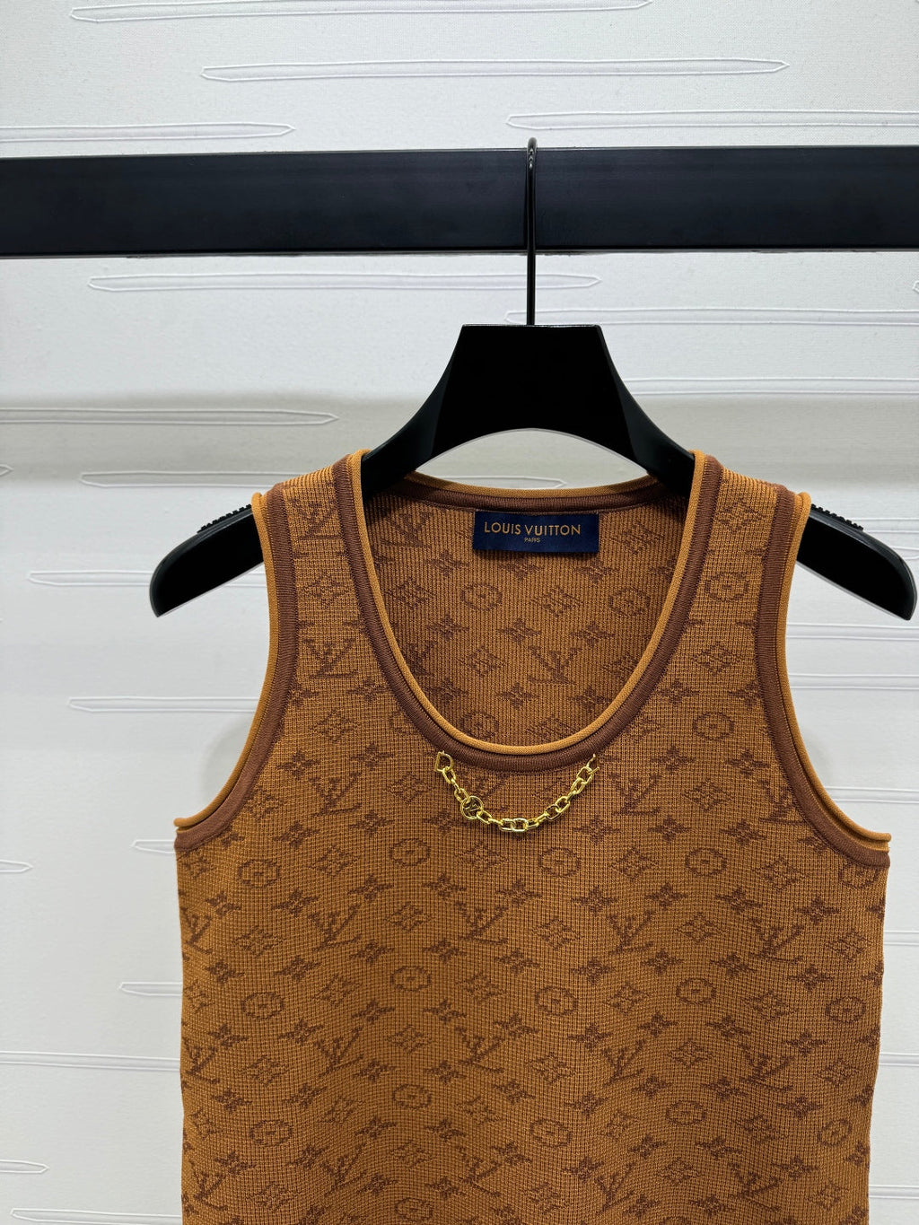 LV ROUND-NECK KNITTED SLEEVELESS VEST 274937