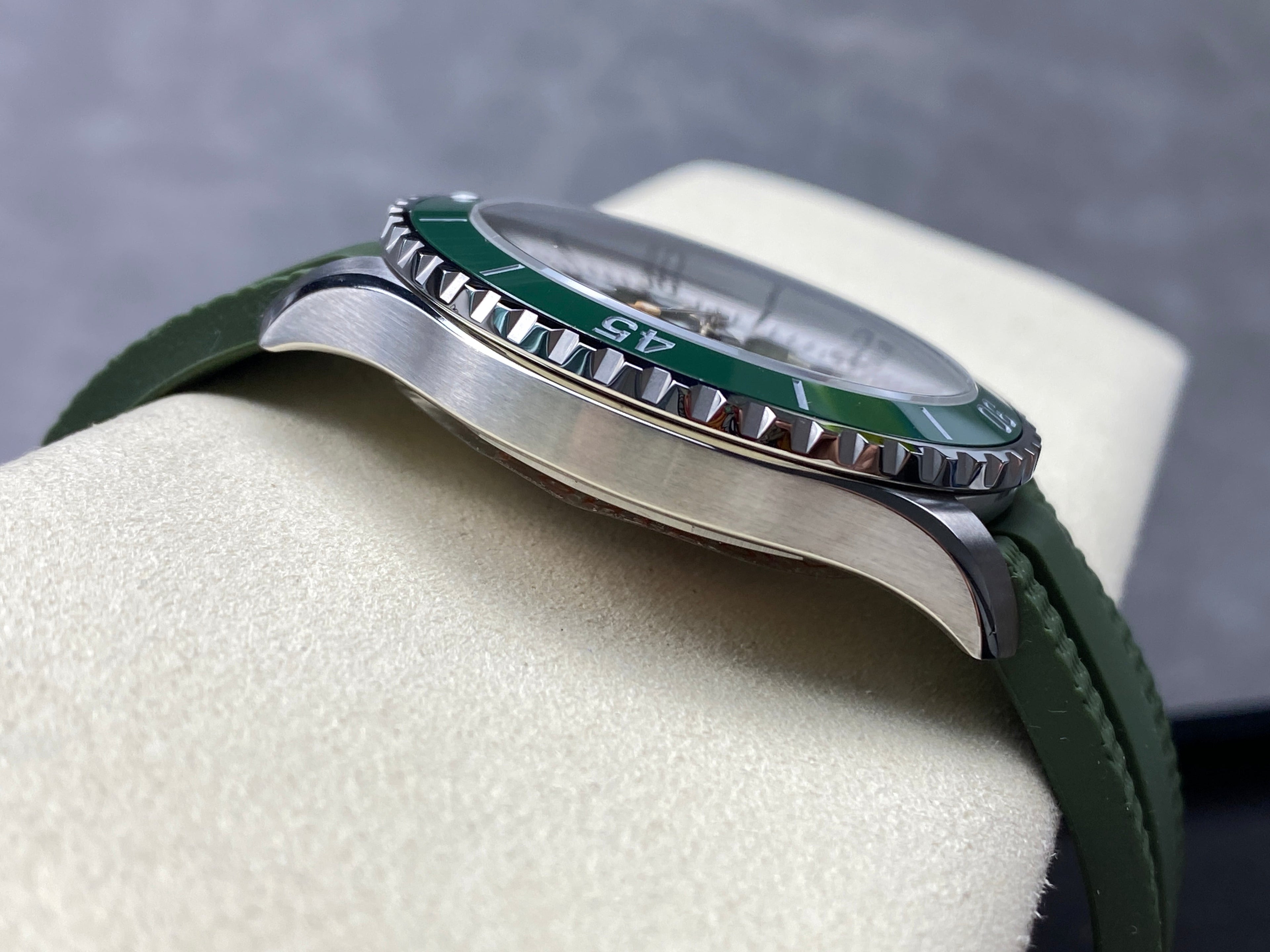 SUPEROCEAN AUTOMATIC 44 GREEN CERAMIC BEZEL GREEN RUBBER STRAP