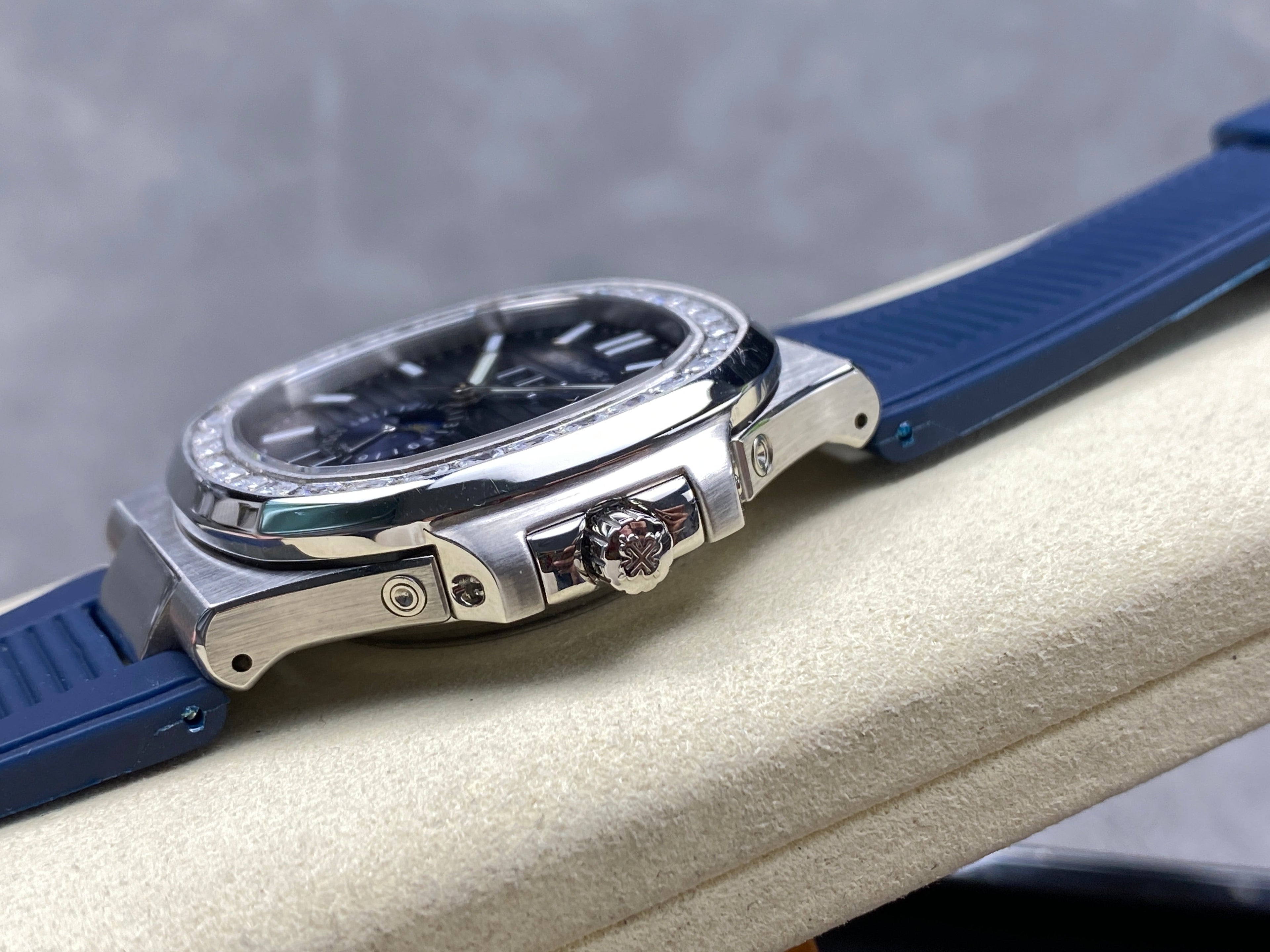 NAUTILUS STEEL ATTACHED DIAMOND BEZEL BLUE RUBBER STRAP