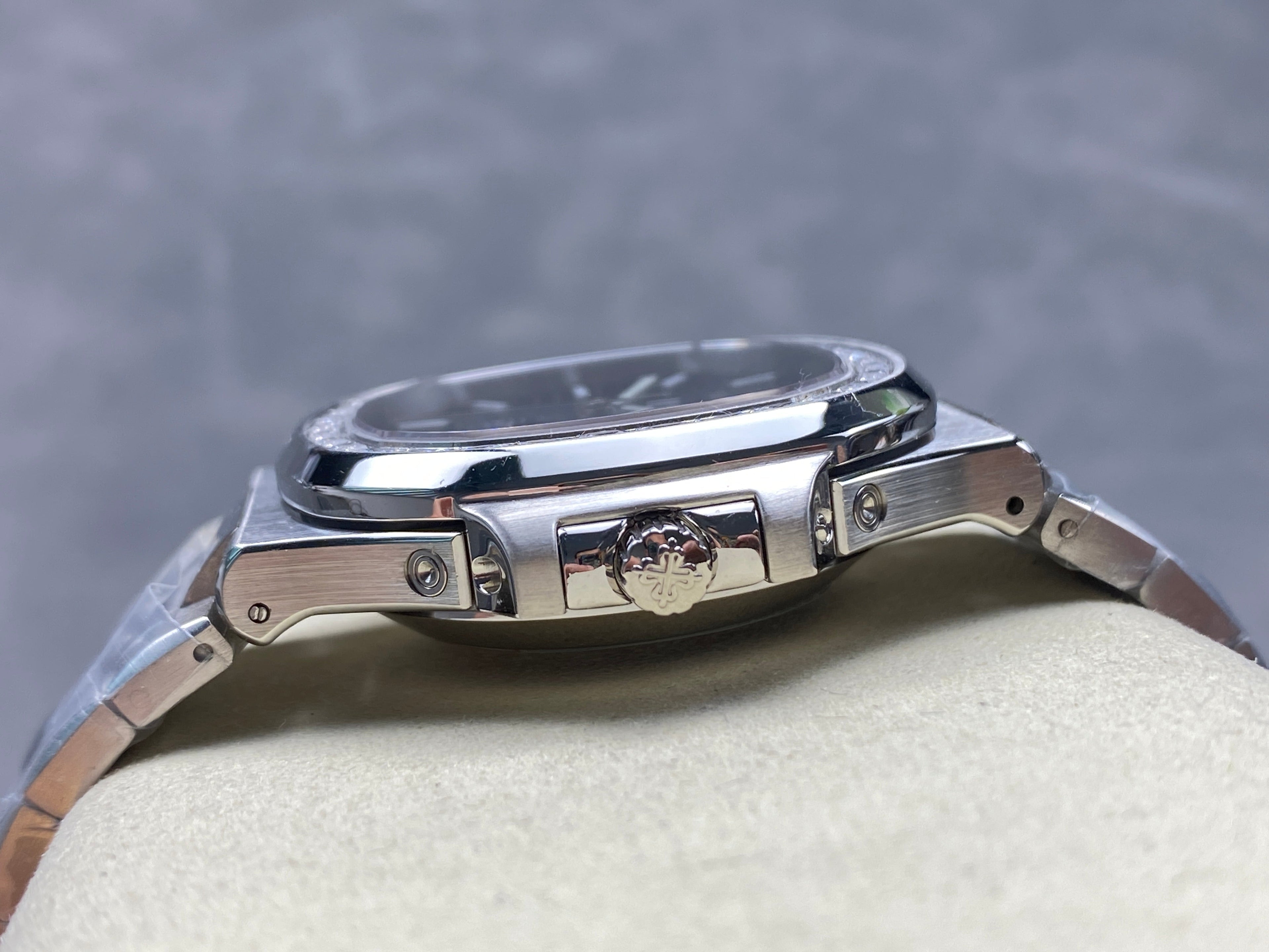 NAUTILUS STEEL ATTACHED DIAMOND BEZEL DARK BLUE DIAL