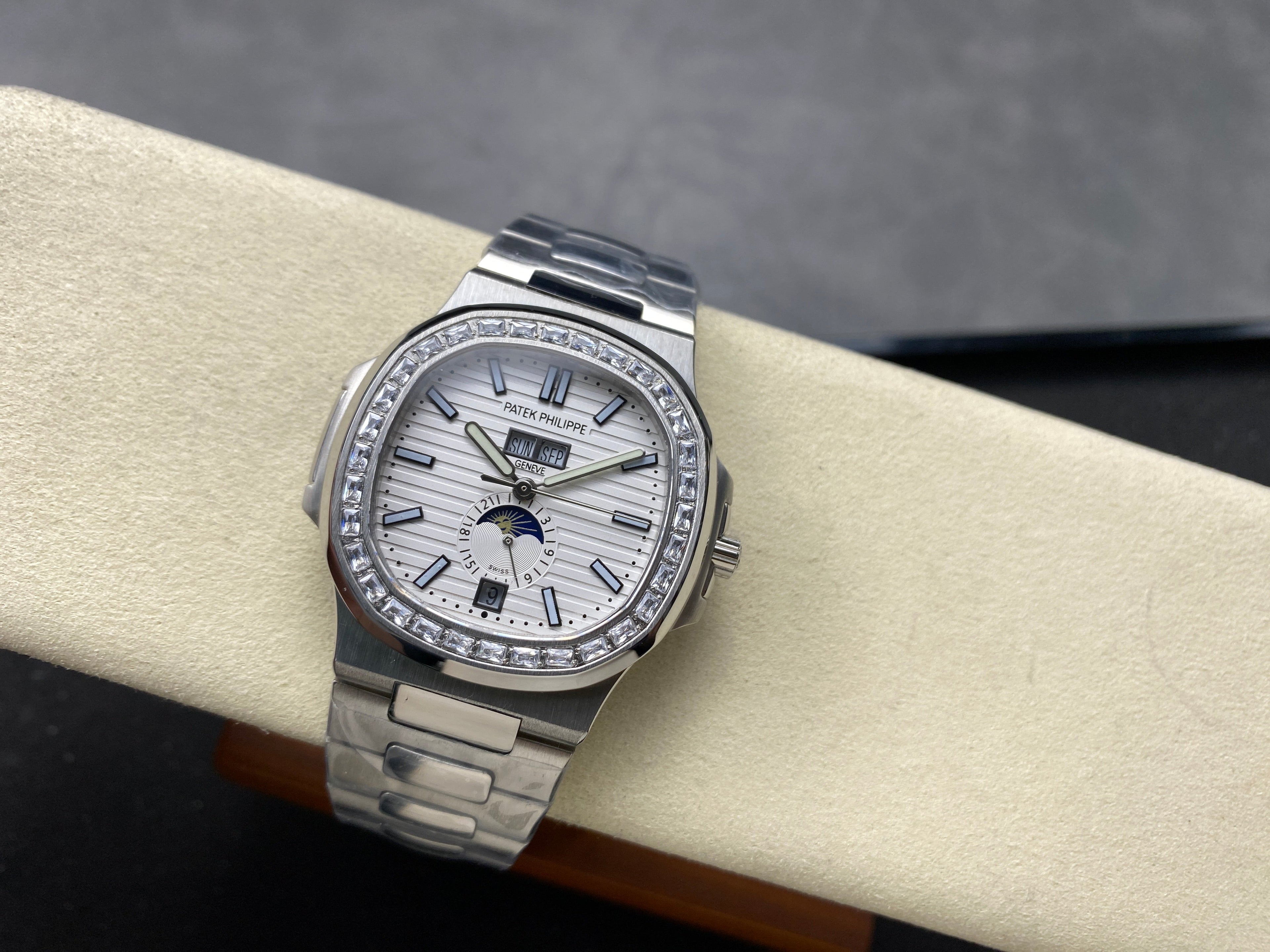 NAUTILUS STEEL ATTACHED DIAMOND BEZEL WHITE DIAL