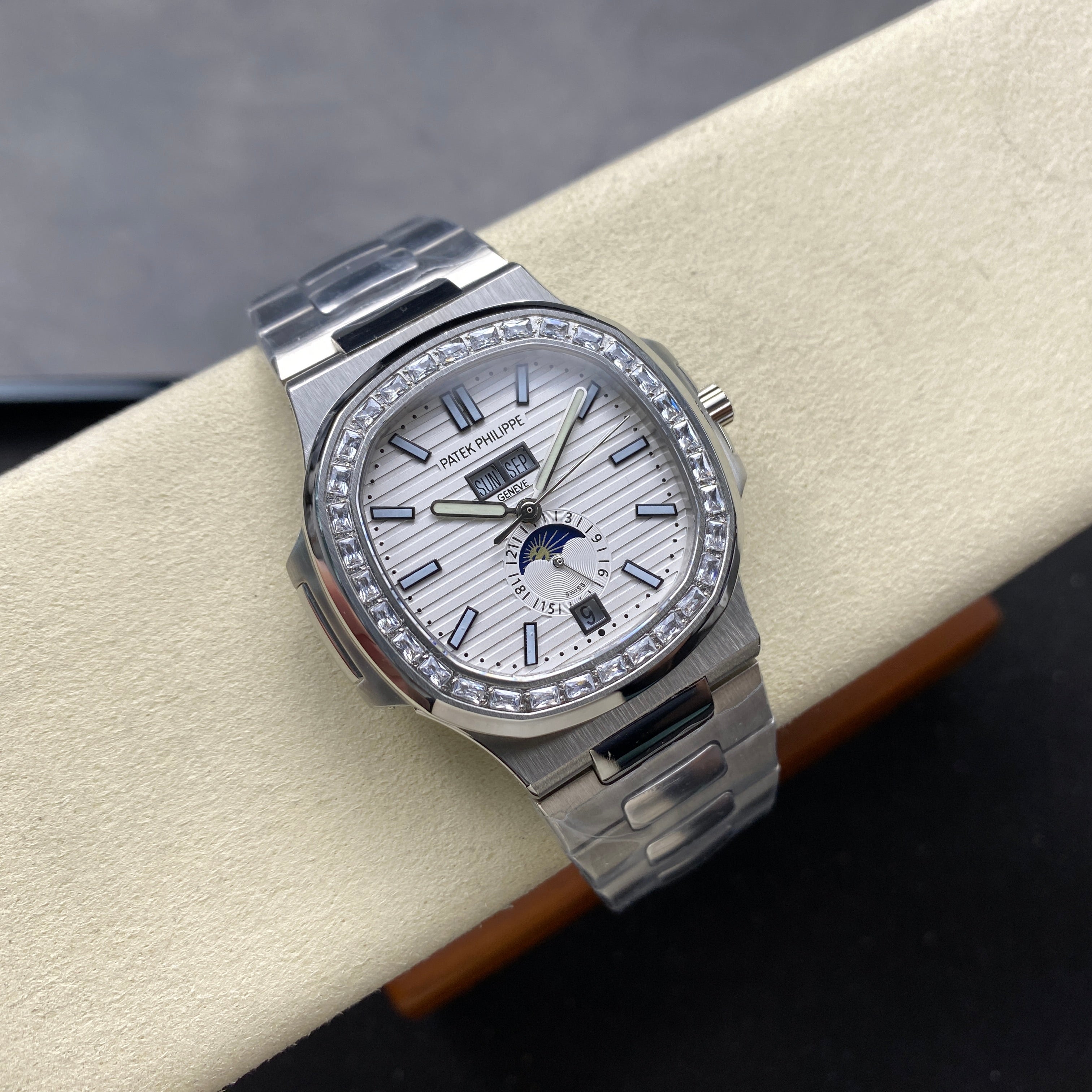 NAUTILUS STEEL ATTACHED DIAMOND BEZEL WHITE DIAL
