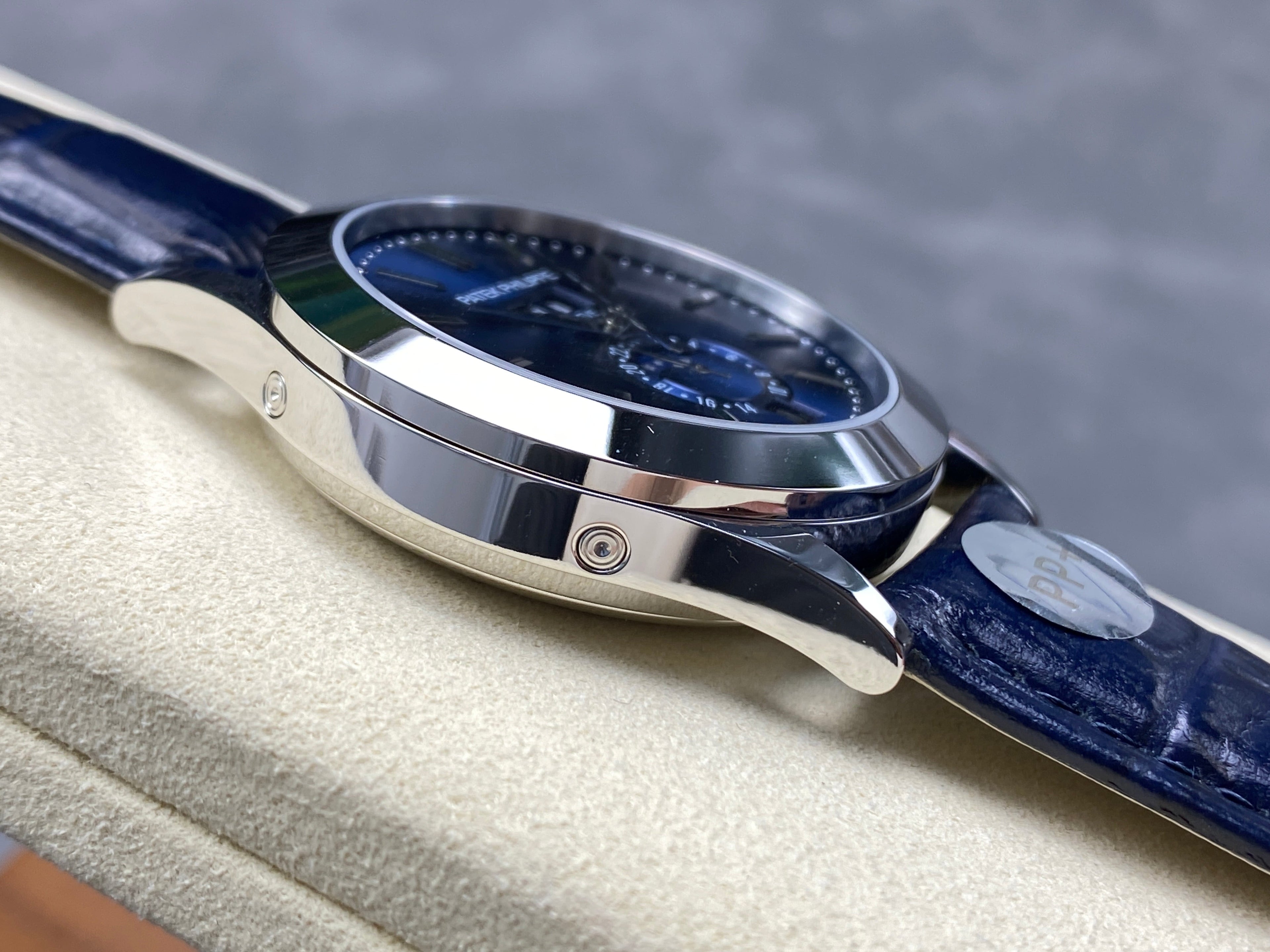 ANNUAL CALENDAR SELF-WINDING WHITE GOLD CASE BLUE SUNBURST DIAL