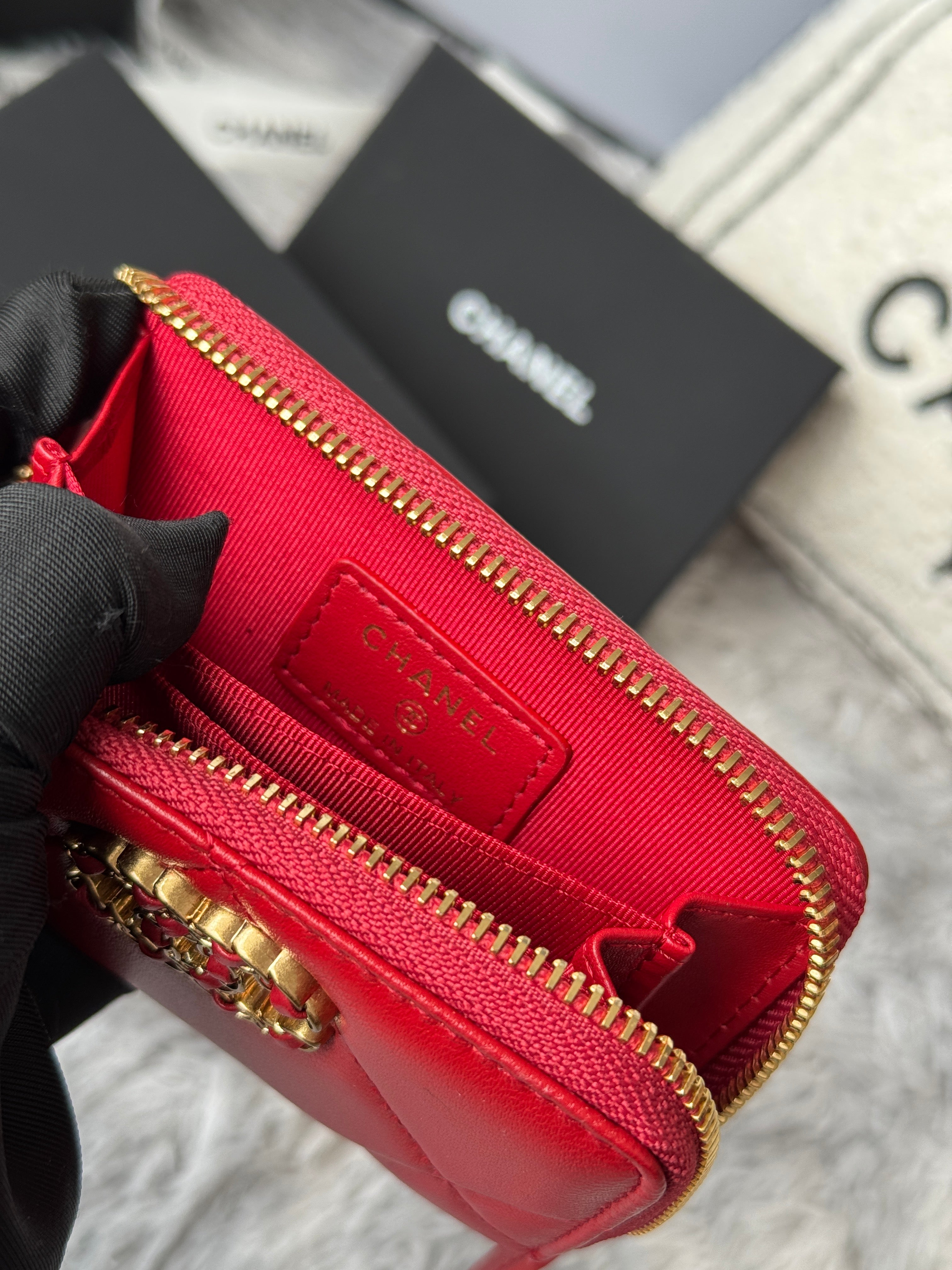 CC ZIPPED CARD HOLDER 11 IN RED LAMBSKIN GOLD-TONE METALLIC