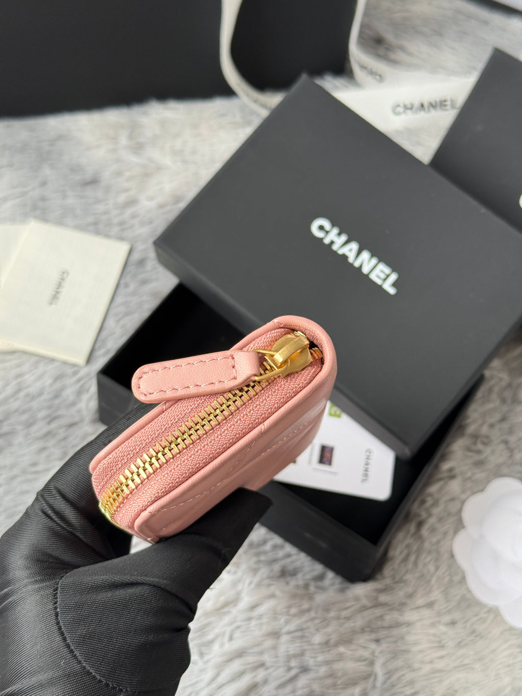 CC ZIPPED CARD HOLDER 11 IN BABY PINK LAMBSKIN GOLD-TONE METALLIC