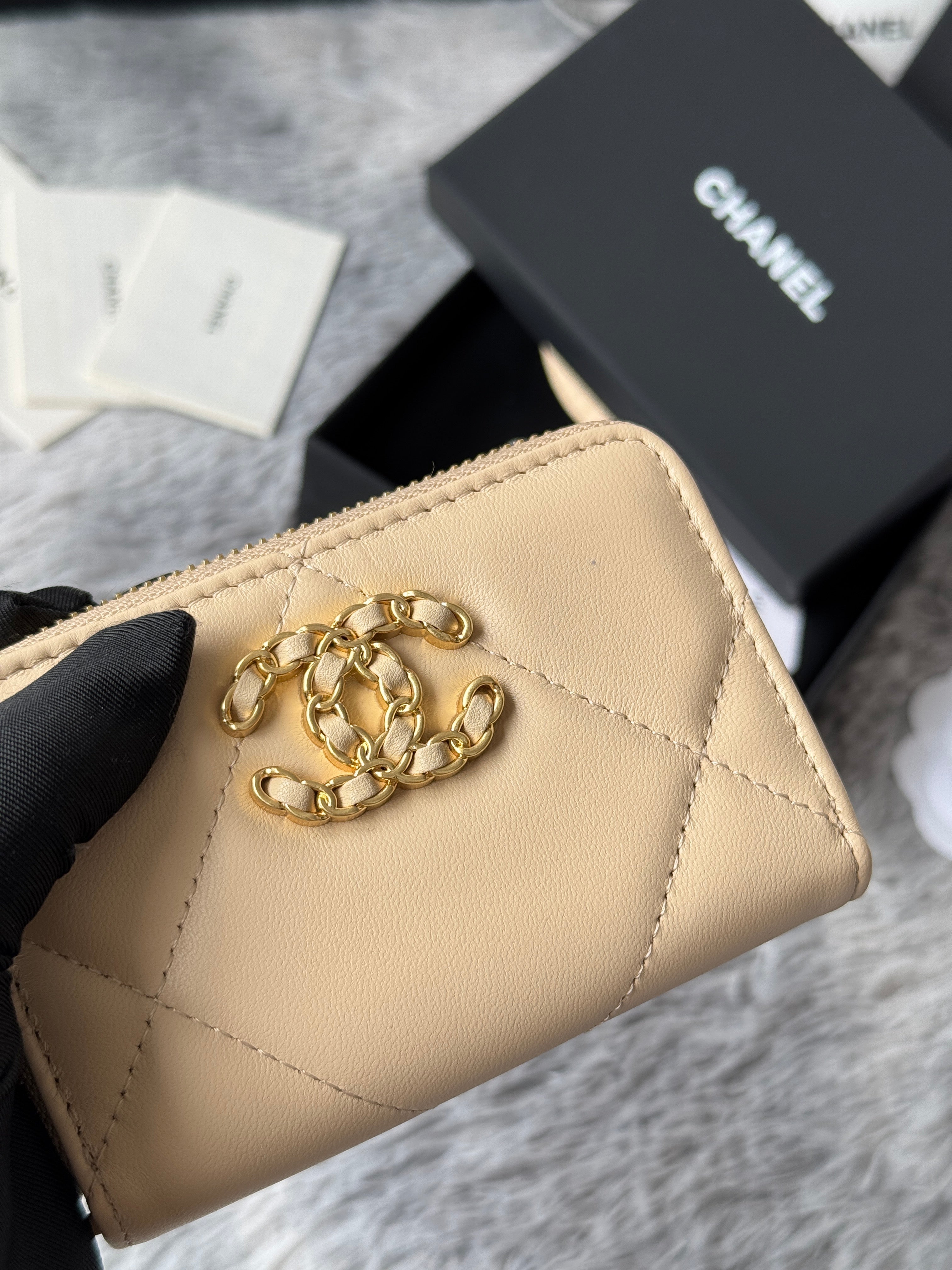 CC ZIPPED CARD HOLDER 11 IN BEIGE LAMBSKIN GOLD-TONE METALLIC